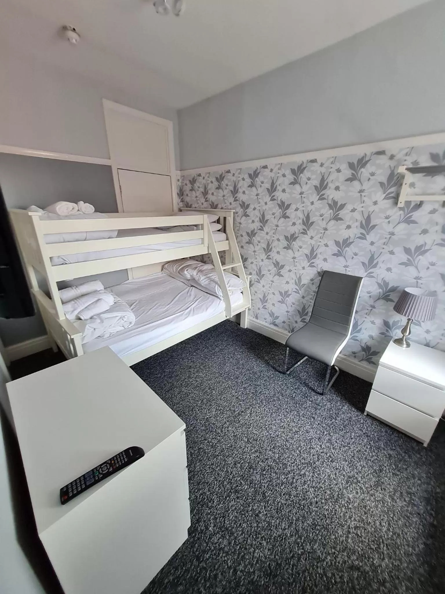 Bedroom, Bed in Queens Plaza Hotel