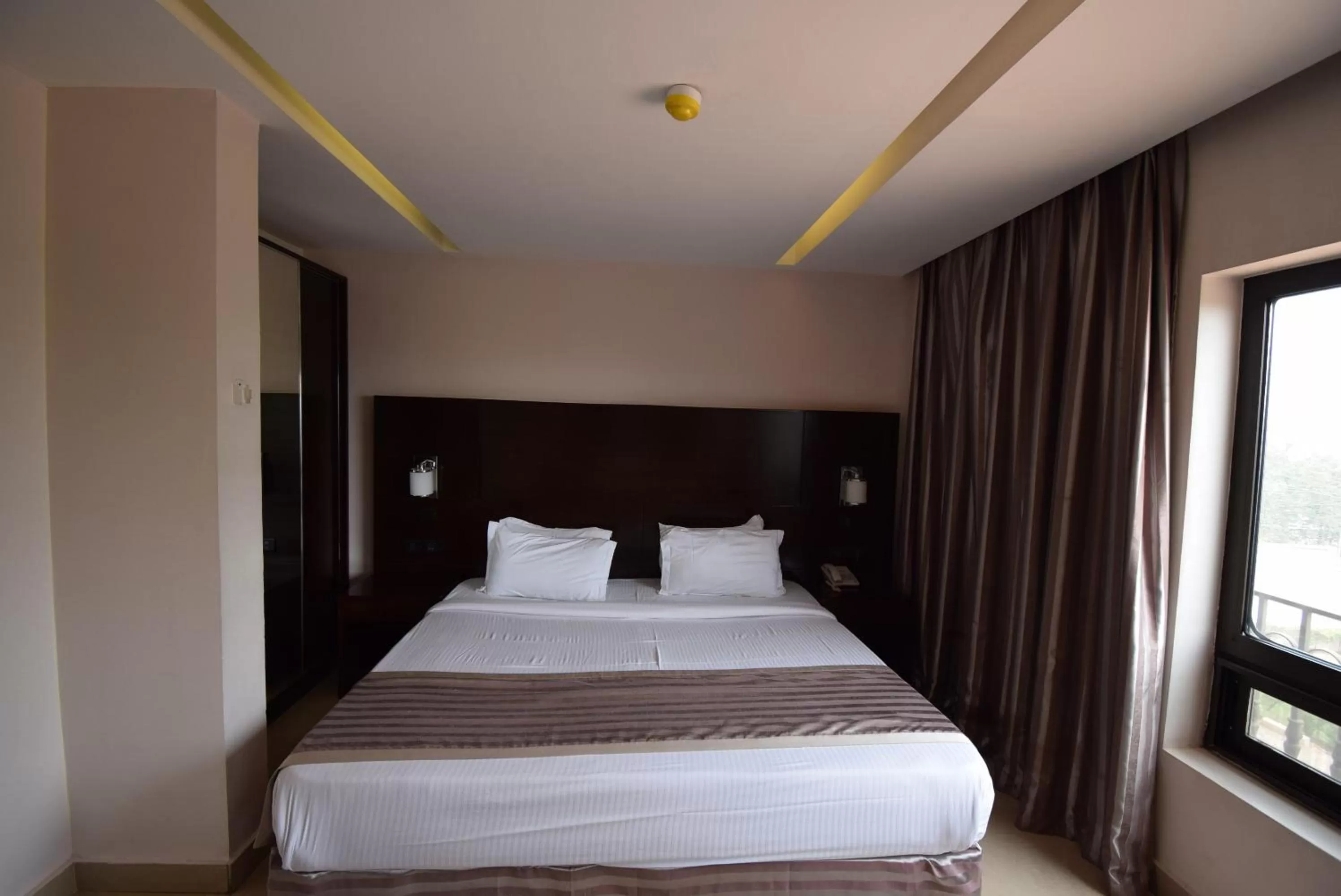 Bed in Noble House Hotel