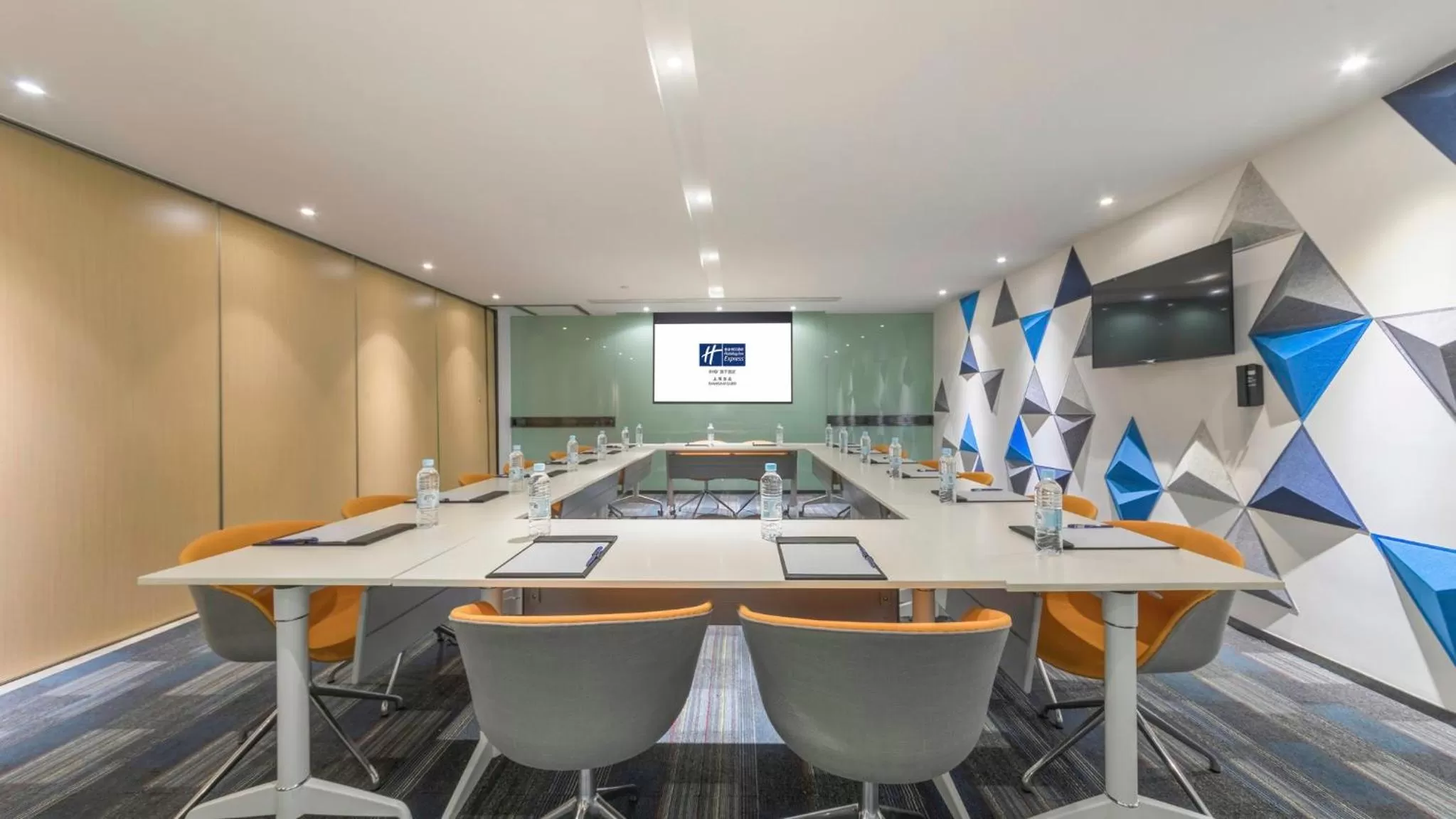 Meeting/conference room in Holiday Inn Express Shanghai Gubei by IHG