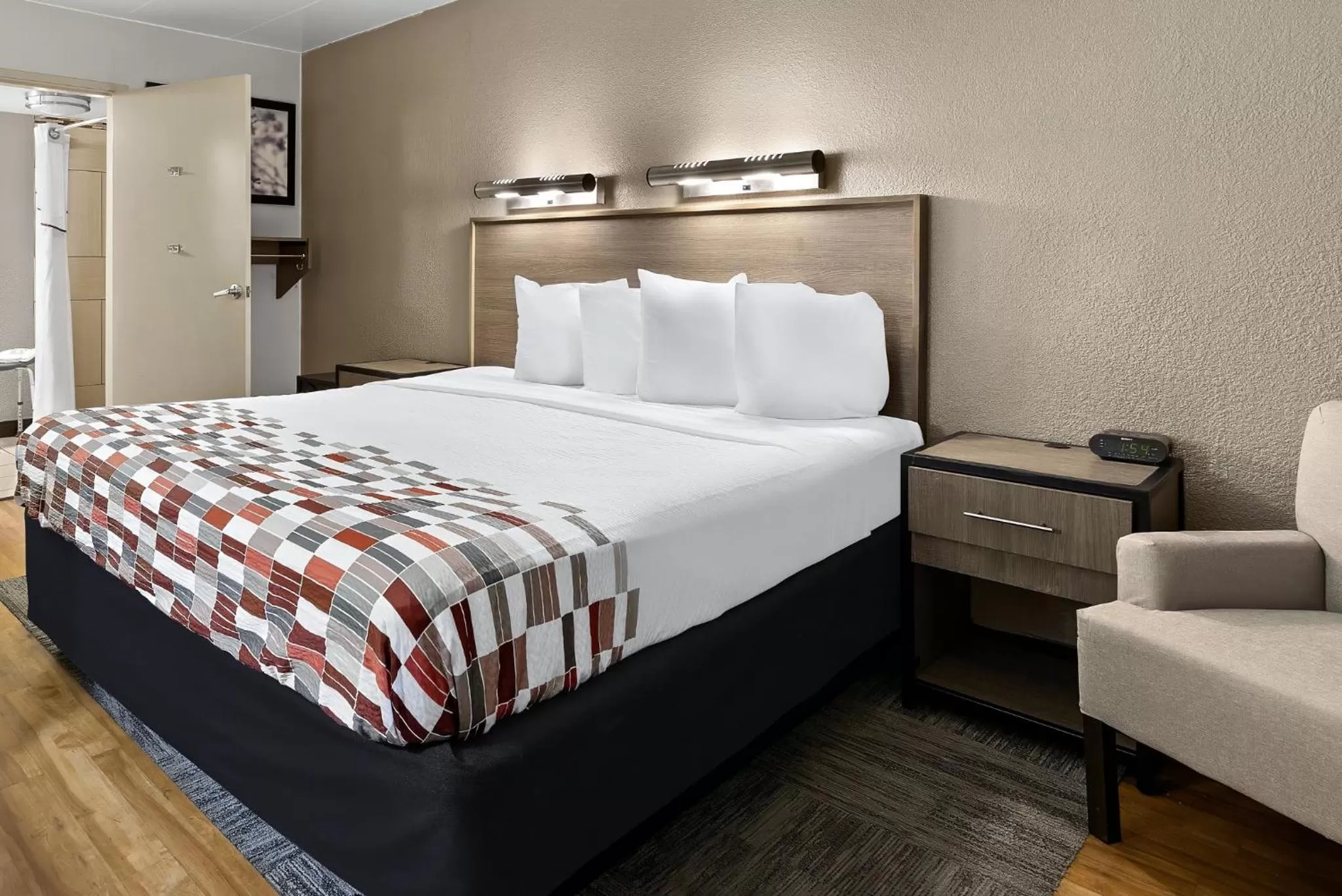 Photo of the whole room, Bed in Red Roof Inn Cleveland - Independence