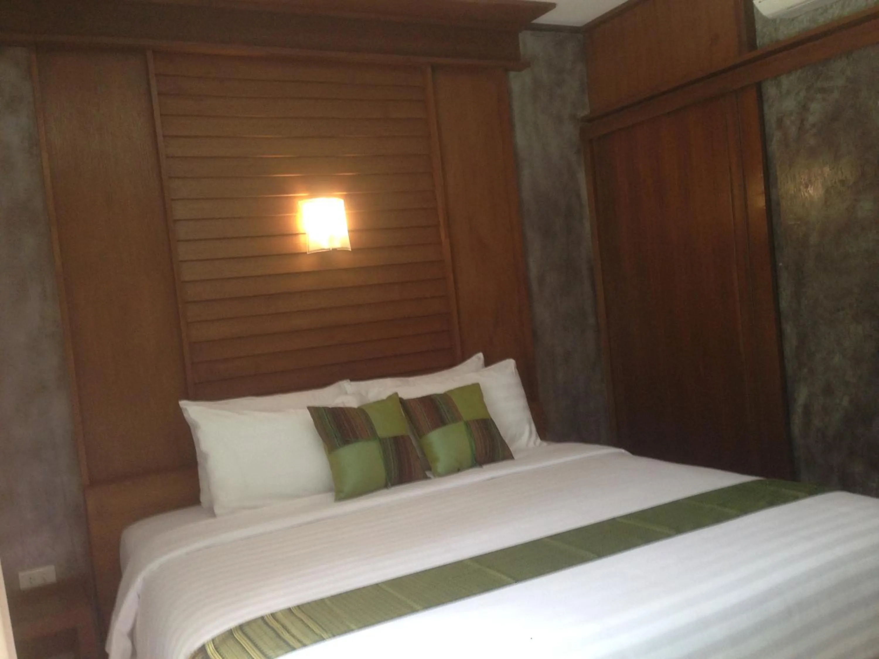 Photo of the whole room, Bed in BaanPhong Lanta