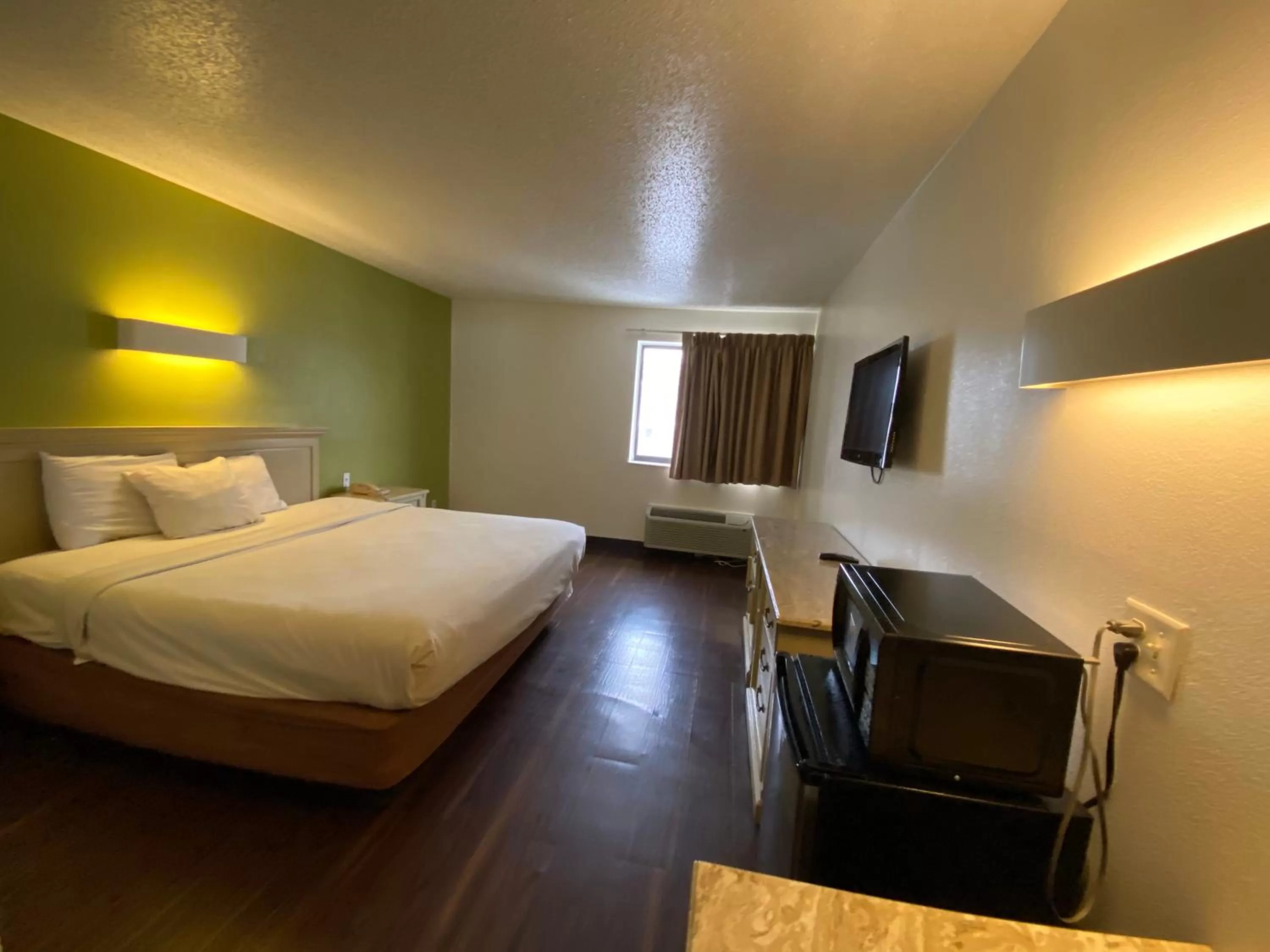 Bed in Skylight Inn Willoughby - Cleveland Mentor