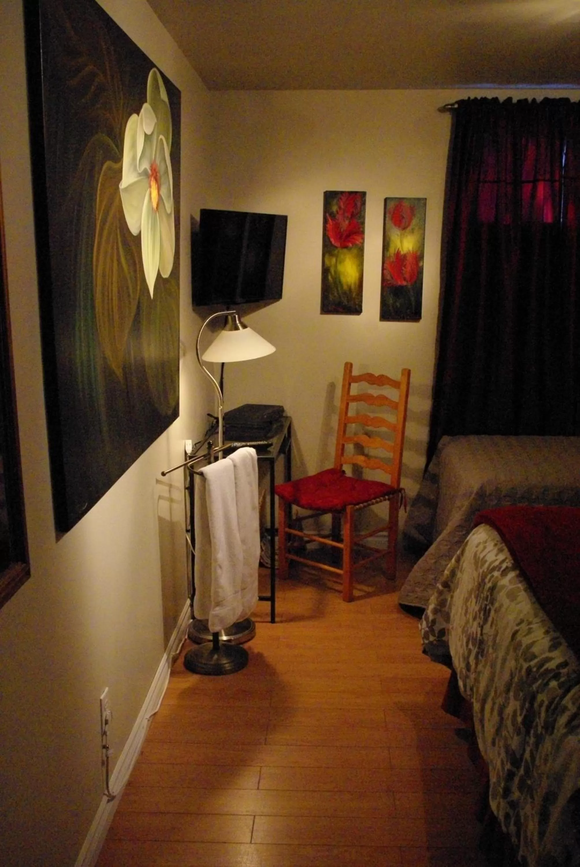 Photo of the whole room, Seating Area in Atelier Galerie Anne Drouin Peinture & Pension