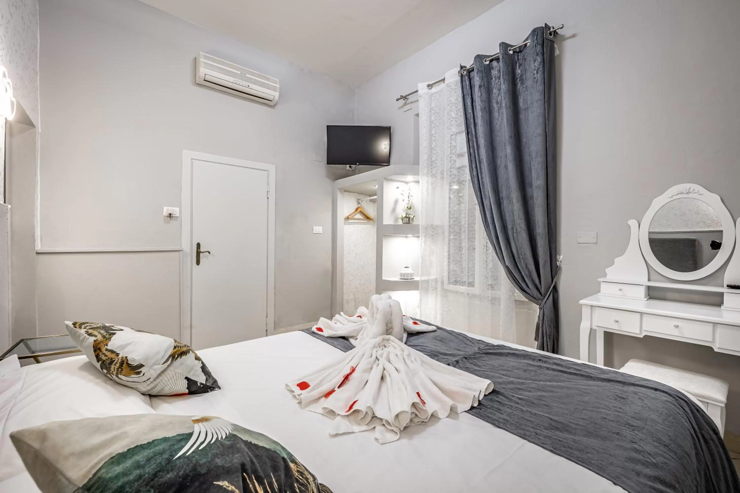 TV and multimedia, Bed in HOTEL VENETO con accesso ZTL