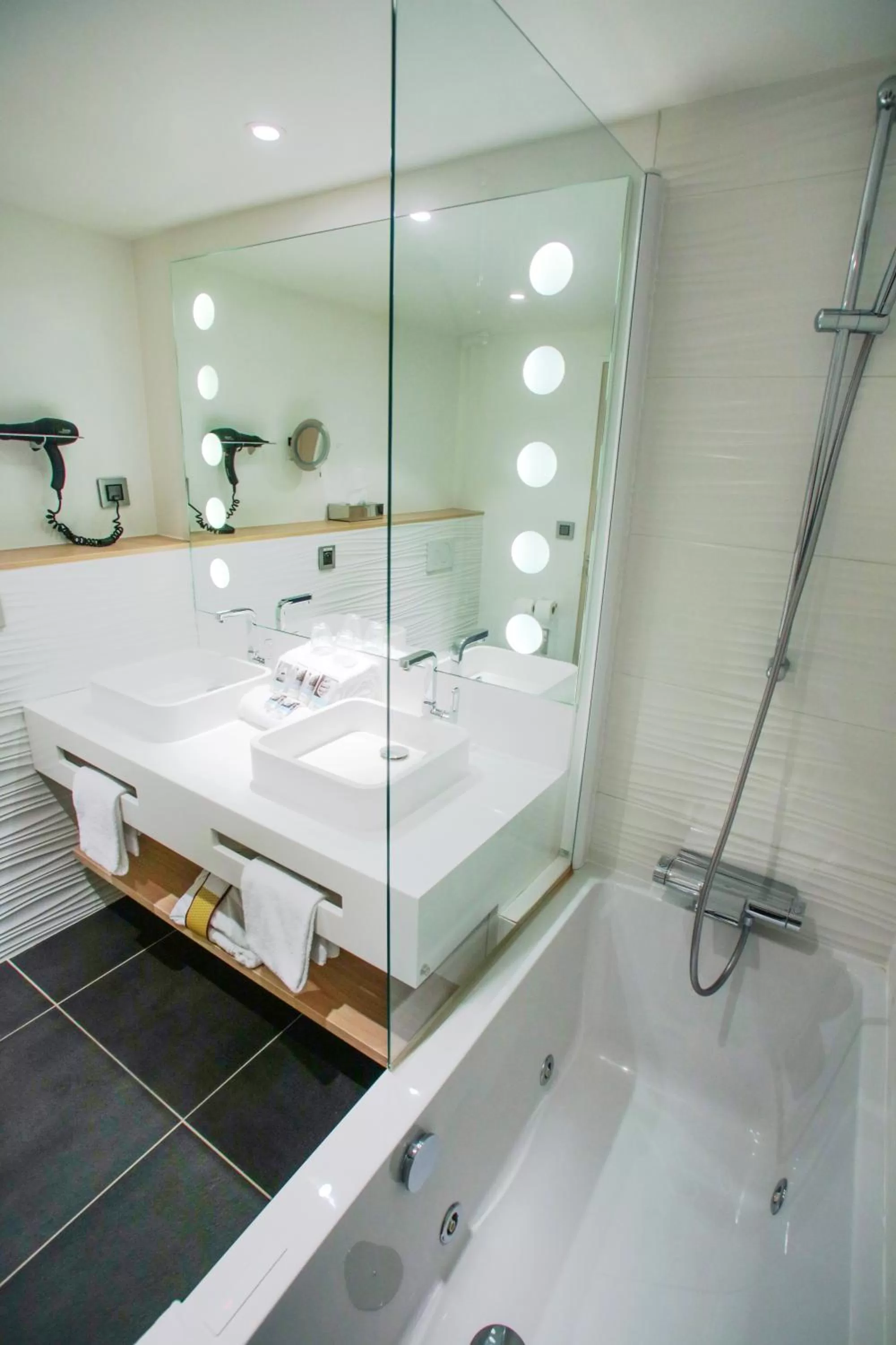 Hot Tub in Mercure Orléans Centre Bords de Loire