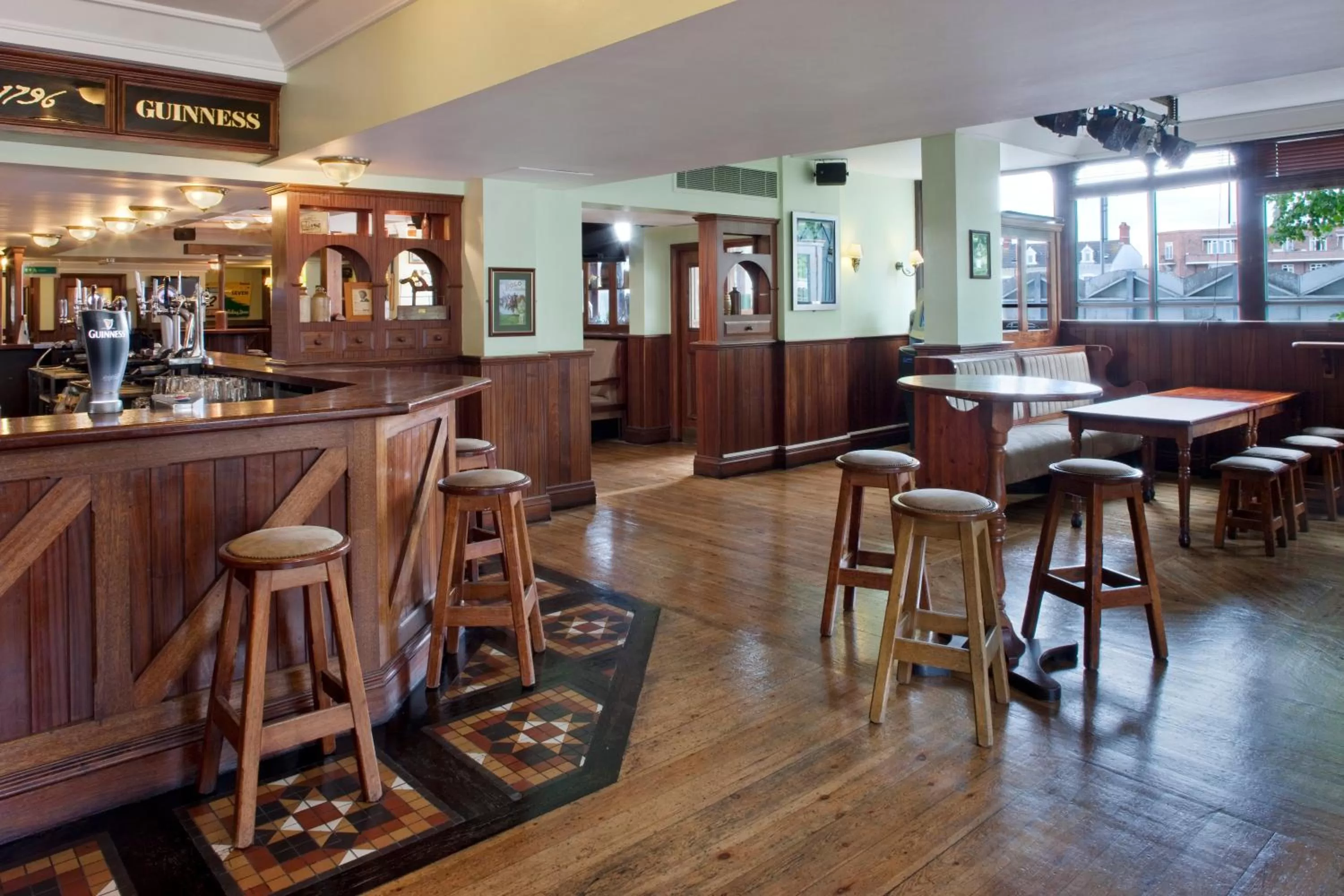 Lounge or bar in Holiday Inn Cardiff City Centre by IHG