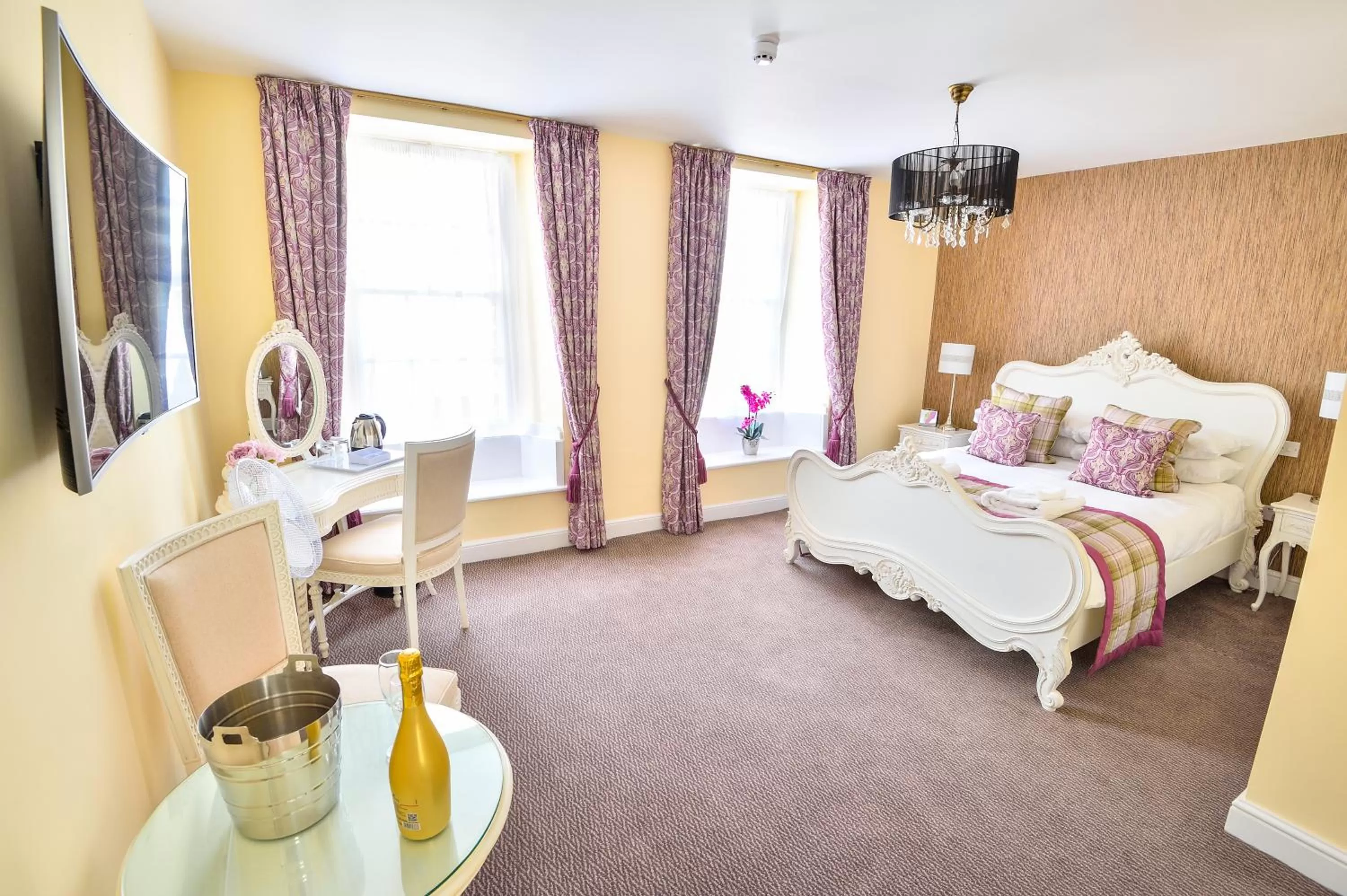 Bathroom, Bed in The George Hotel