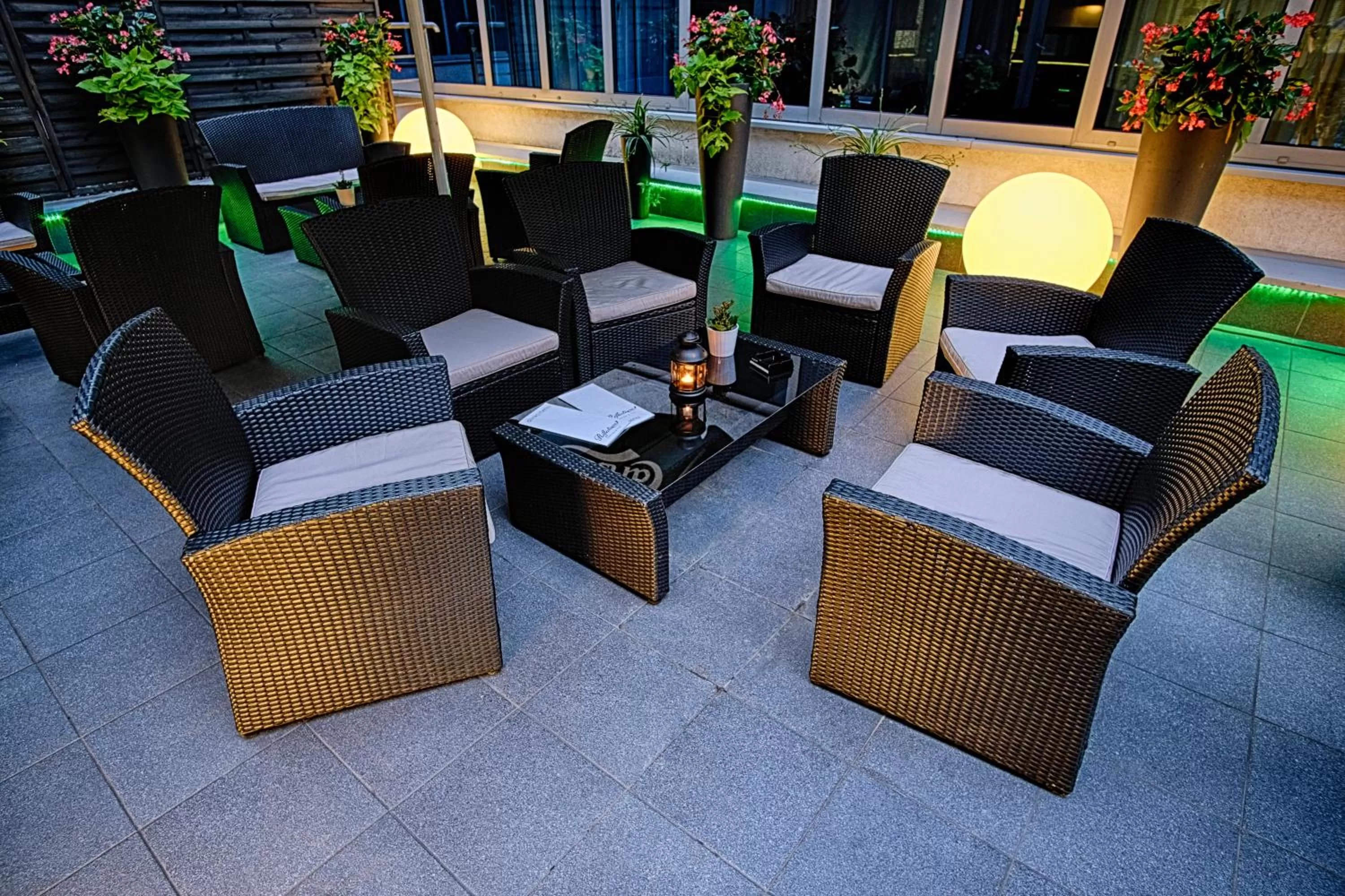 Lounge or bar in Holiday Inn Krakow City Centre by IHG