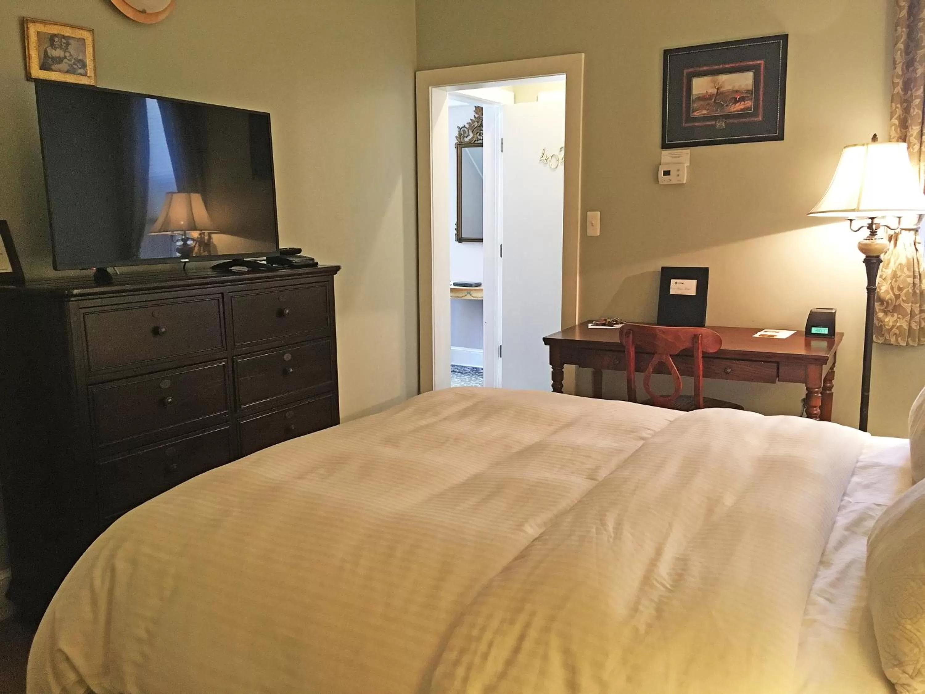 Bed in Morris House Hotel