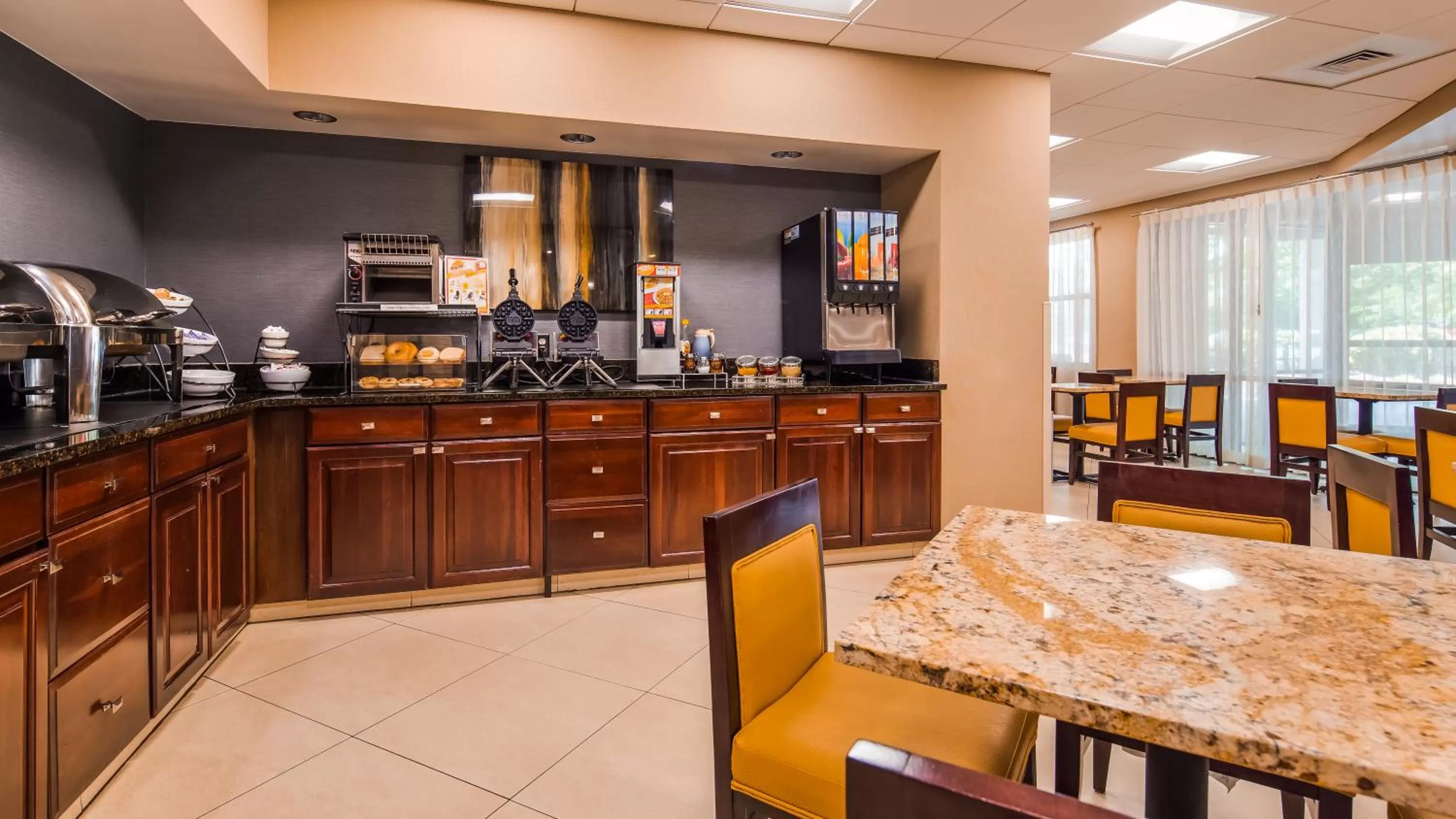 Food and drinks in Best Western Plus BWI Airport Hotel - Arundel Mills