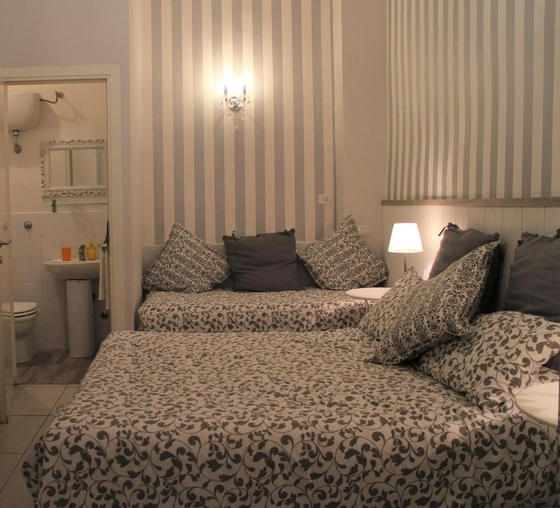 Photo of the whole room, Bed in B&B Dei Decumani