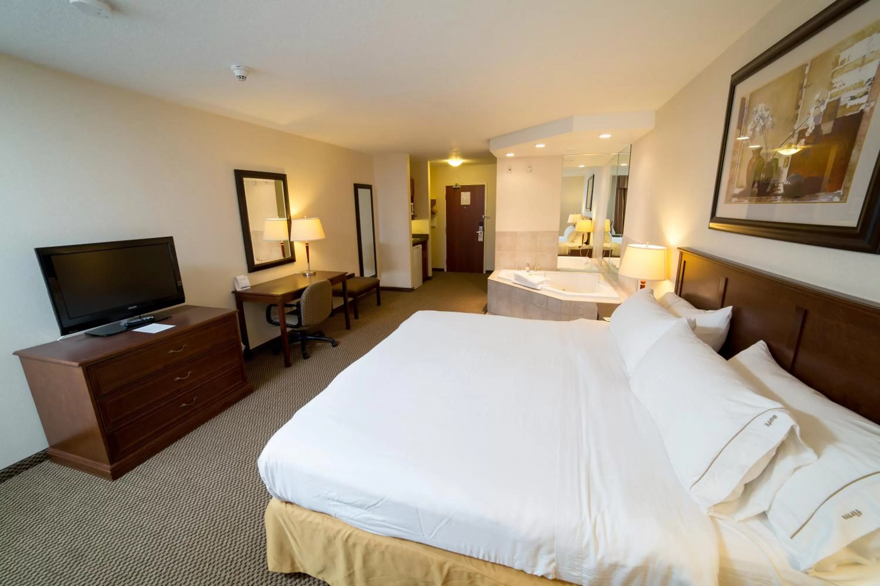 Photo of the whole room, Bed in Holiday Inn Express & Suites Drayton Valley by IHG