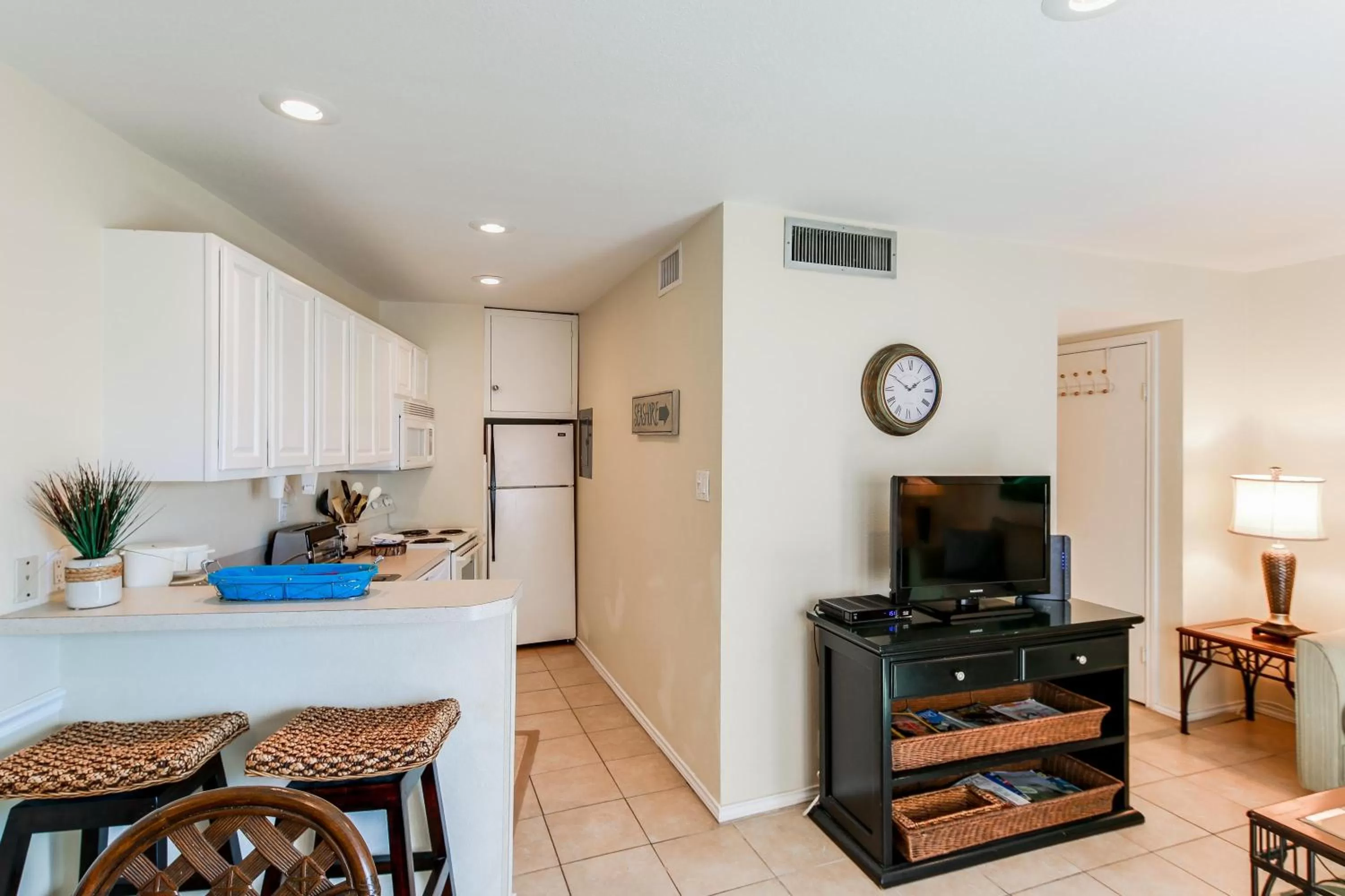 Kitchen or kitchenette, Kitchen/Kitchenette in La Internacional Condominiums #210