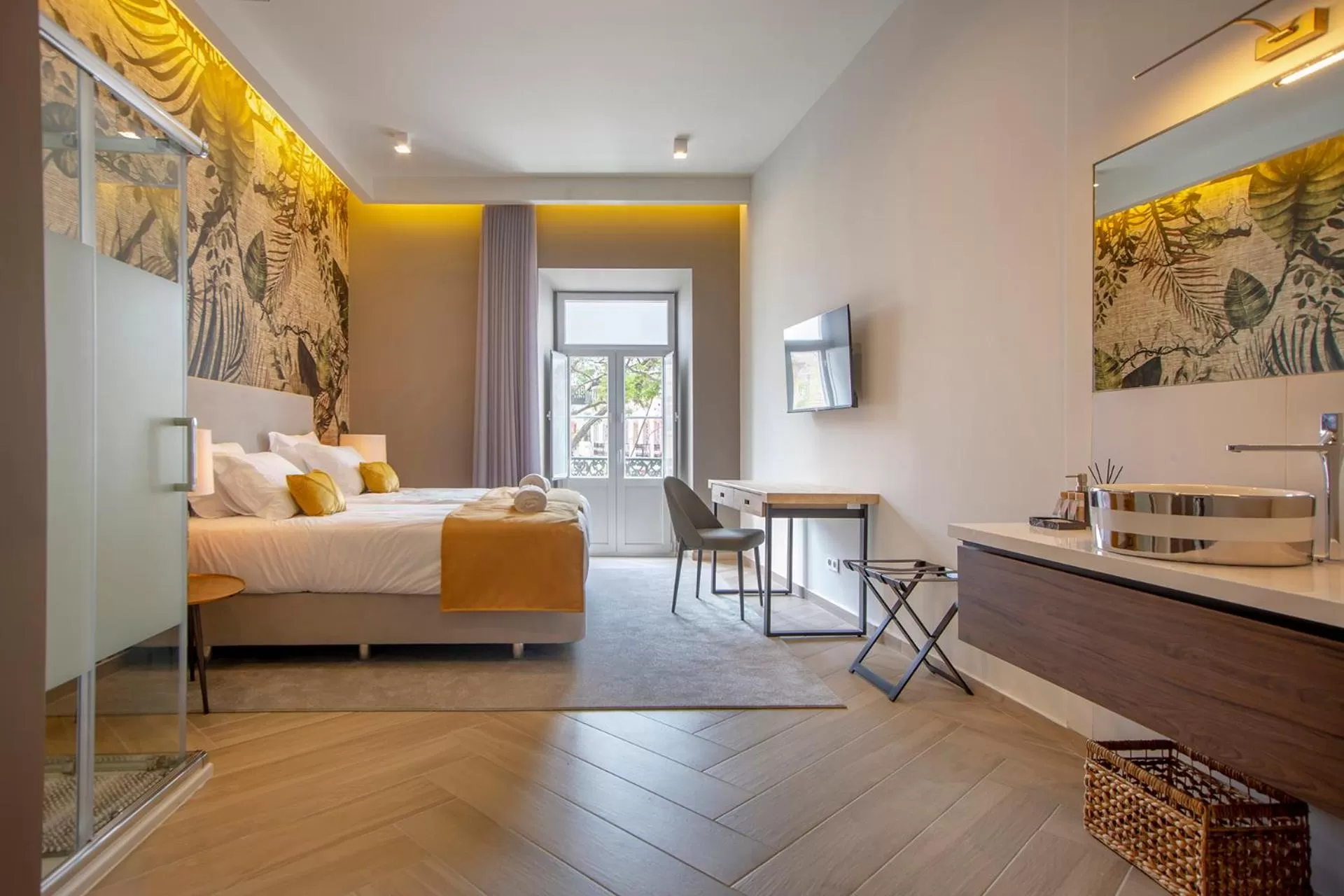 Photo of the whole room in Guest House Jacarandá Faro