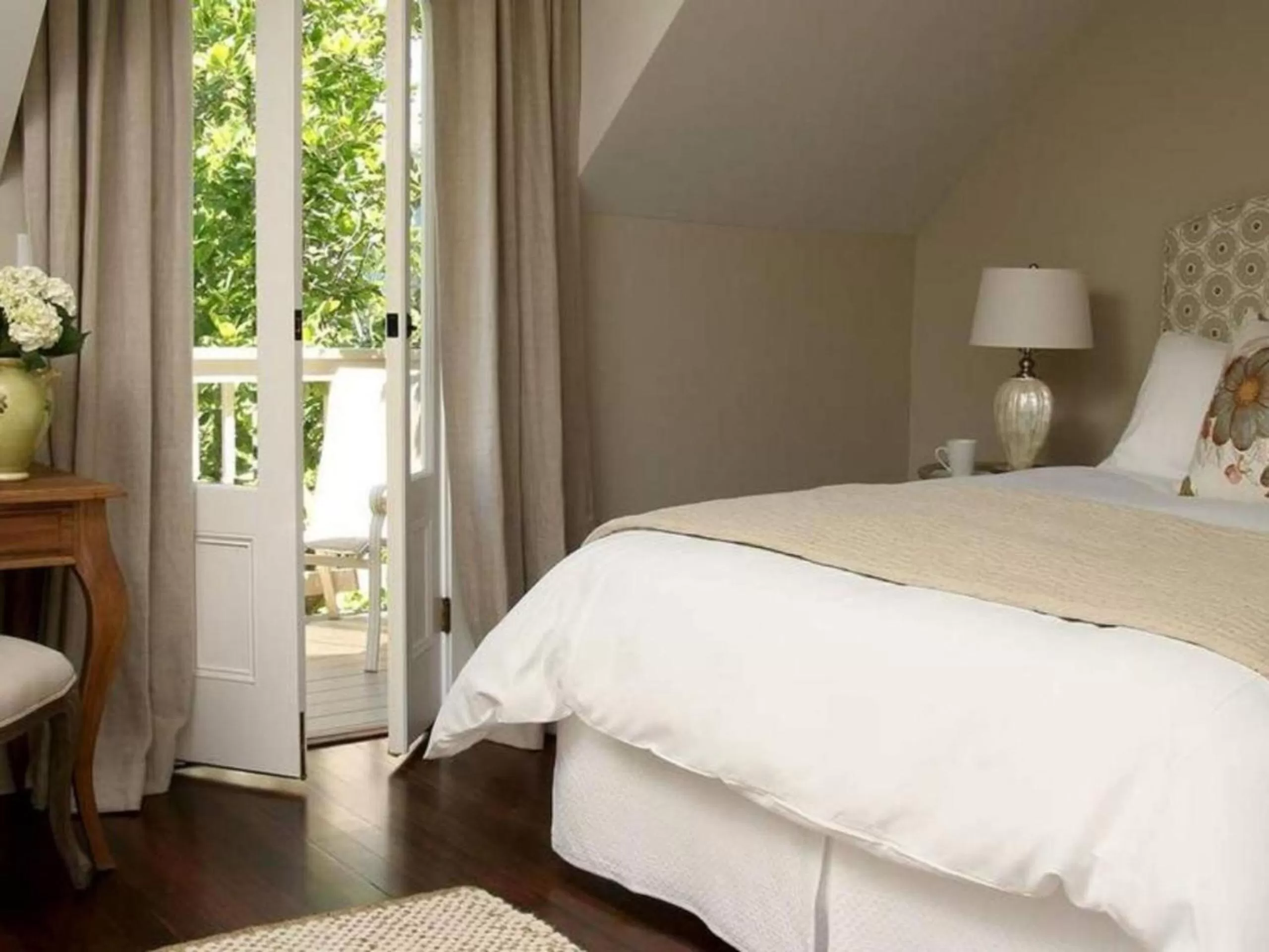 Other, Bed in Inn on Randolph