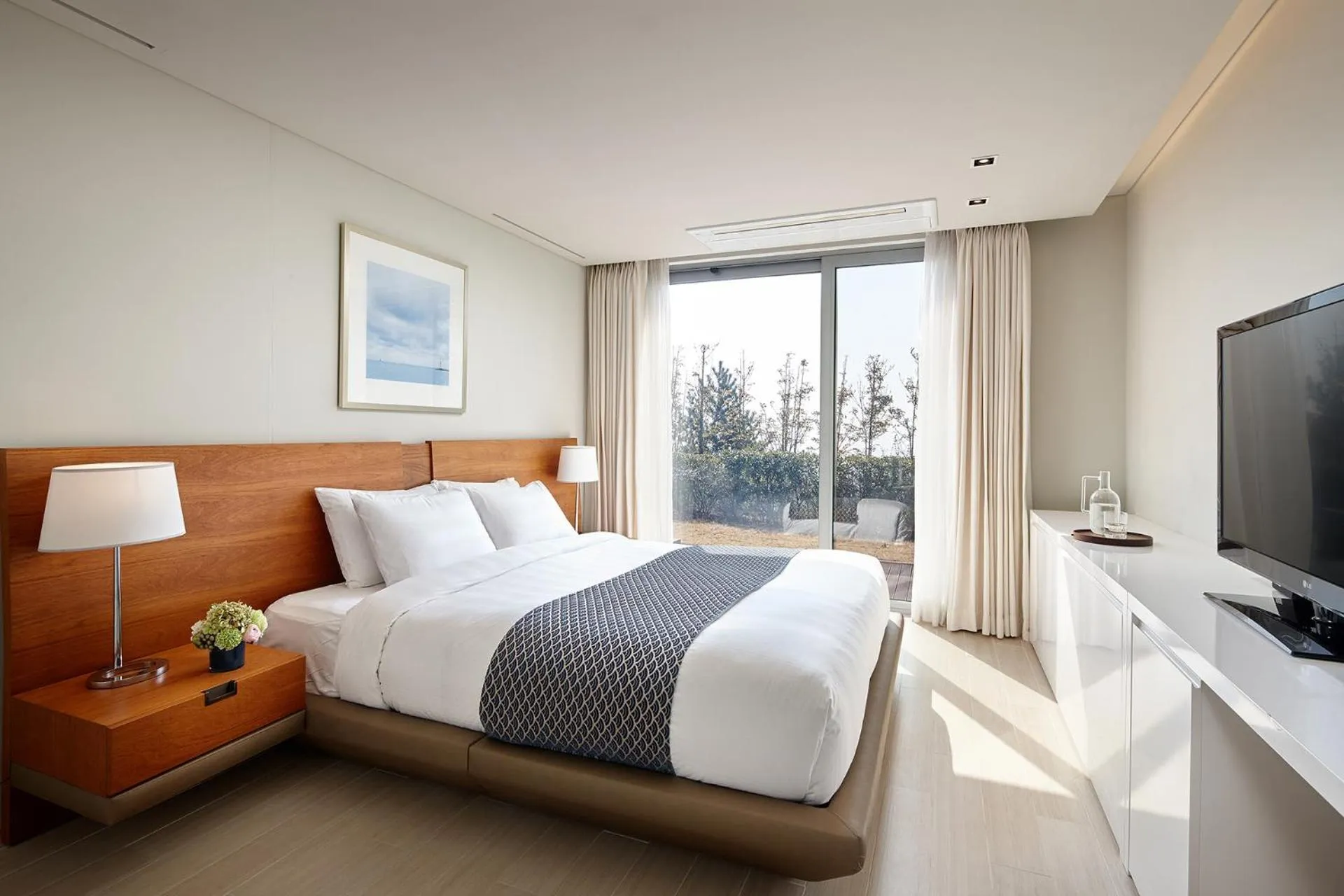 Bed in Lotte Resort Jeju Artvillas