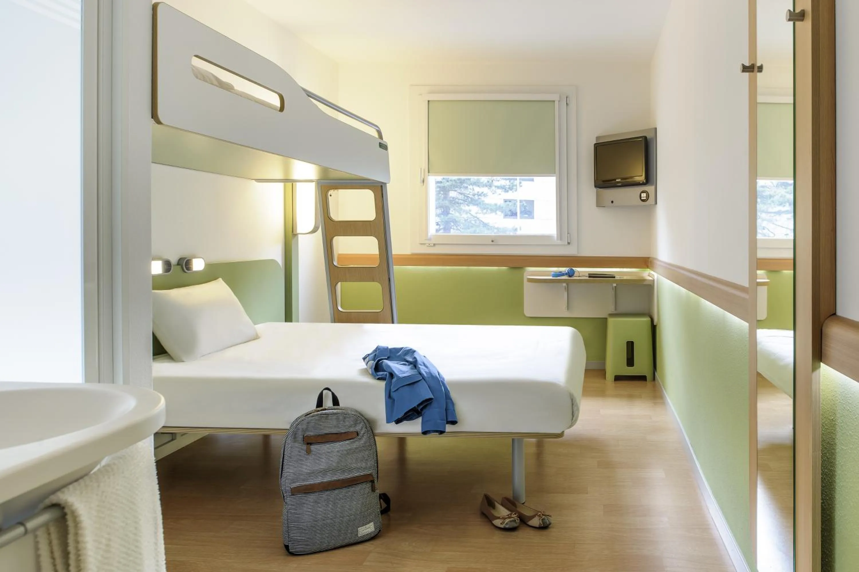 Shower, Bed in ibis budget Tours Nord