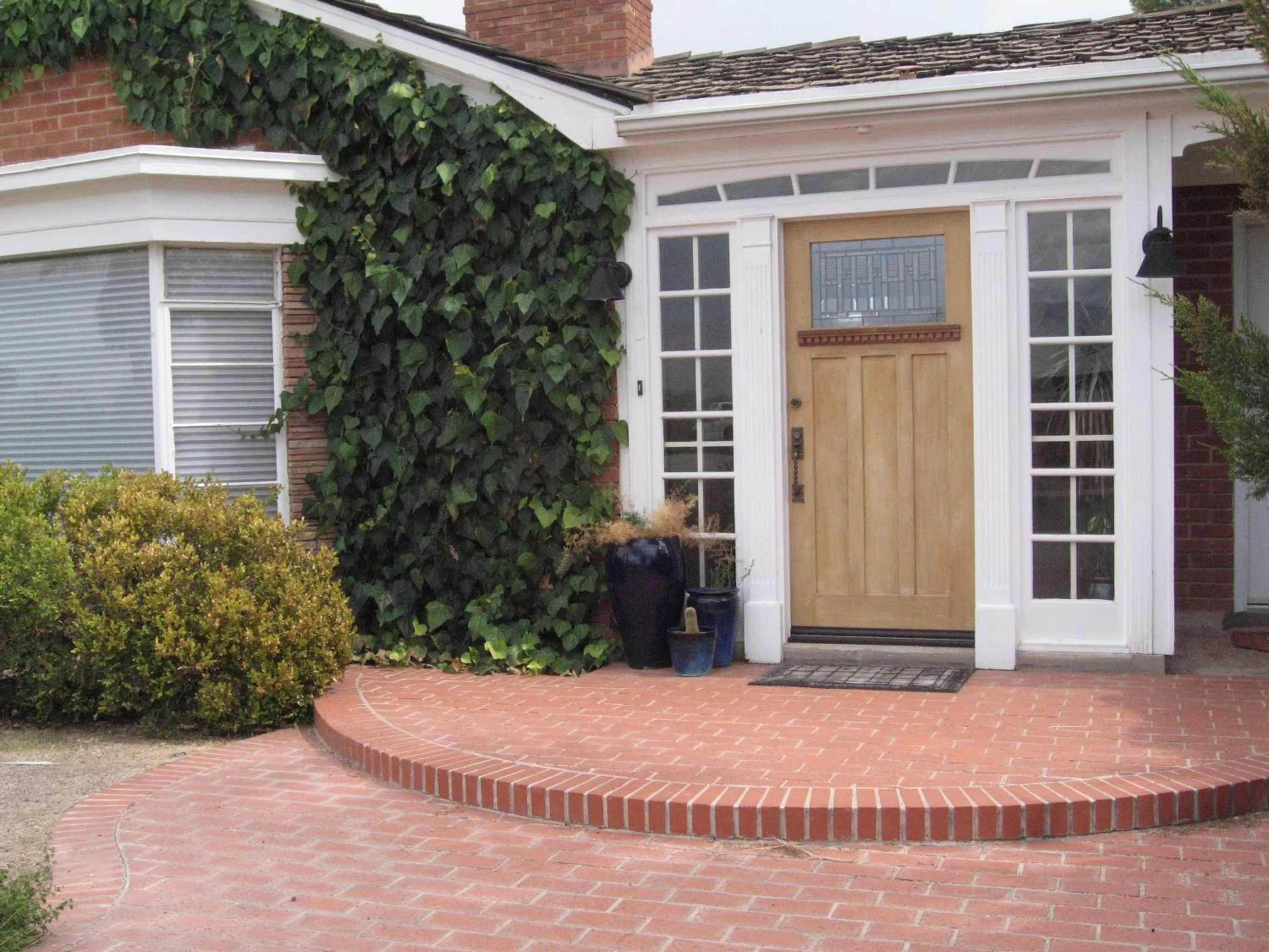 Facade/entrance in Mon Ami Bed and Breakfast