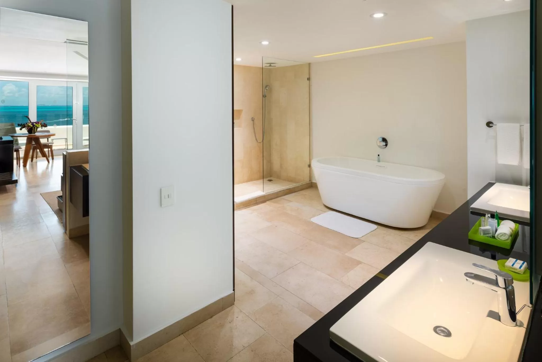 Bathroom, Bed in Presidente InterContinental Cancun Resort