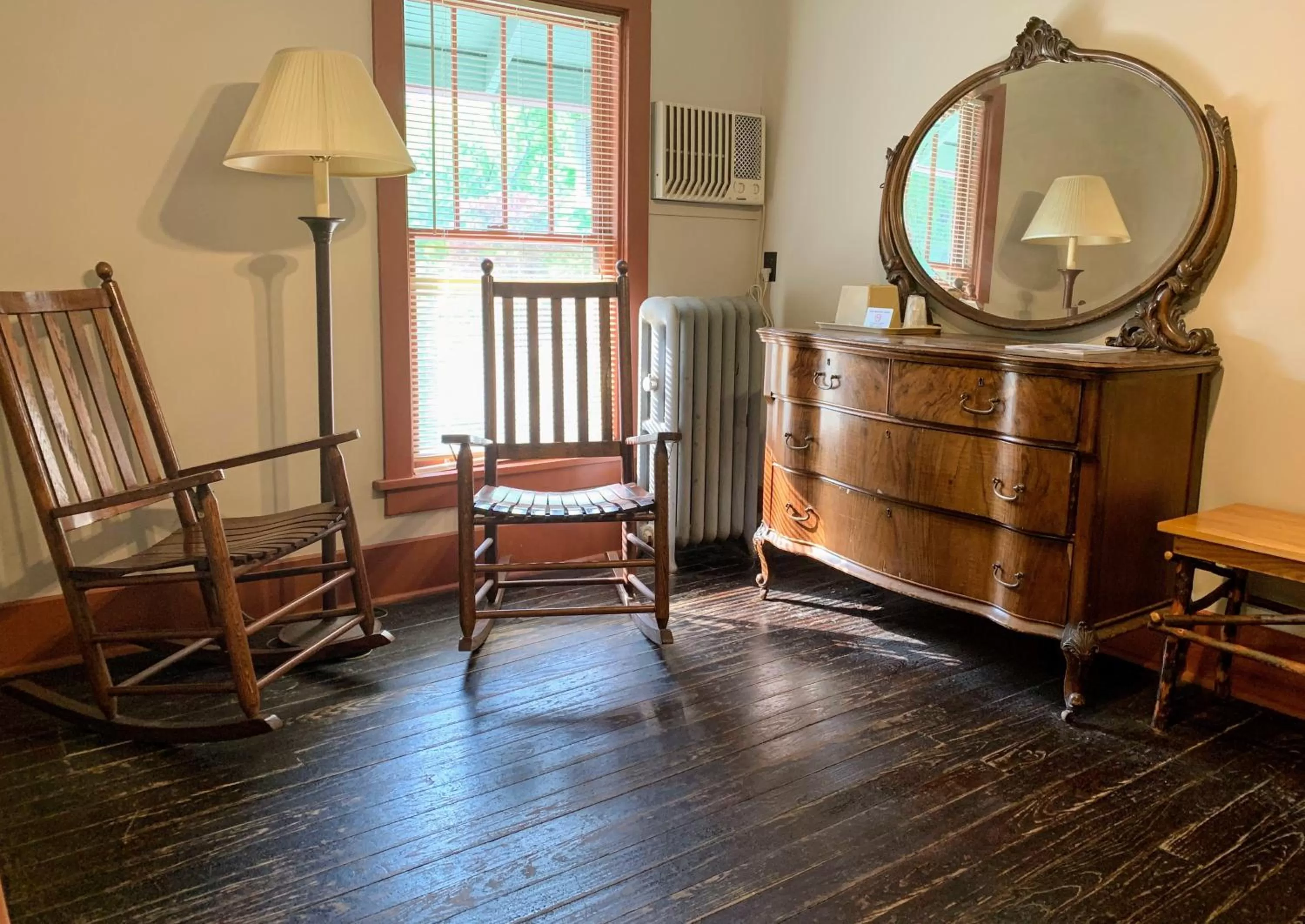 Seating area in Lakeside Inn