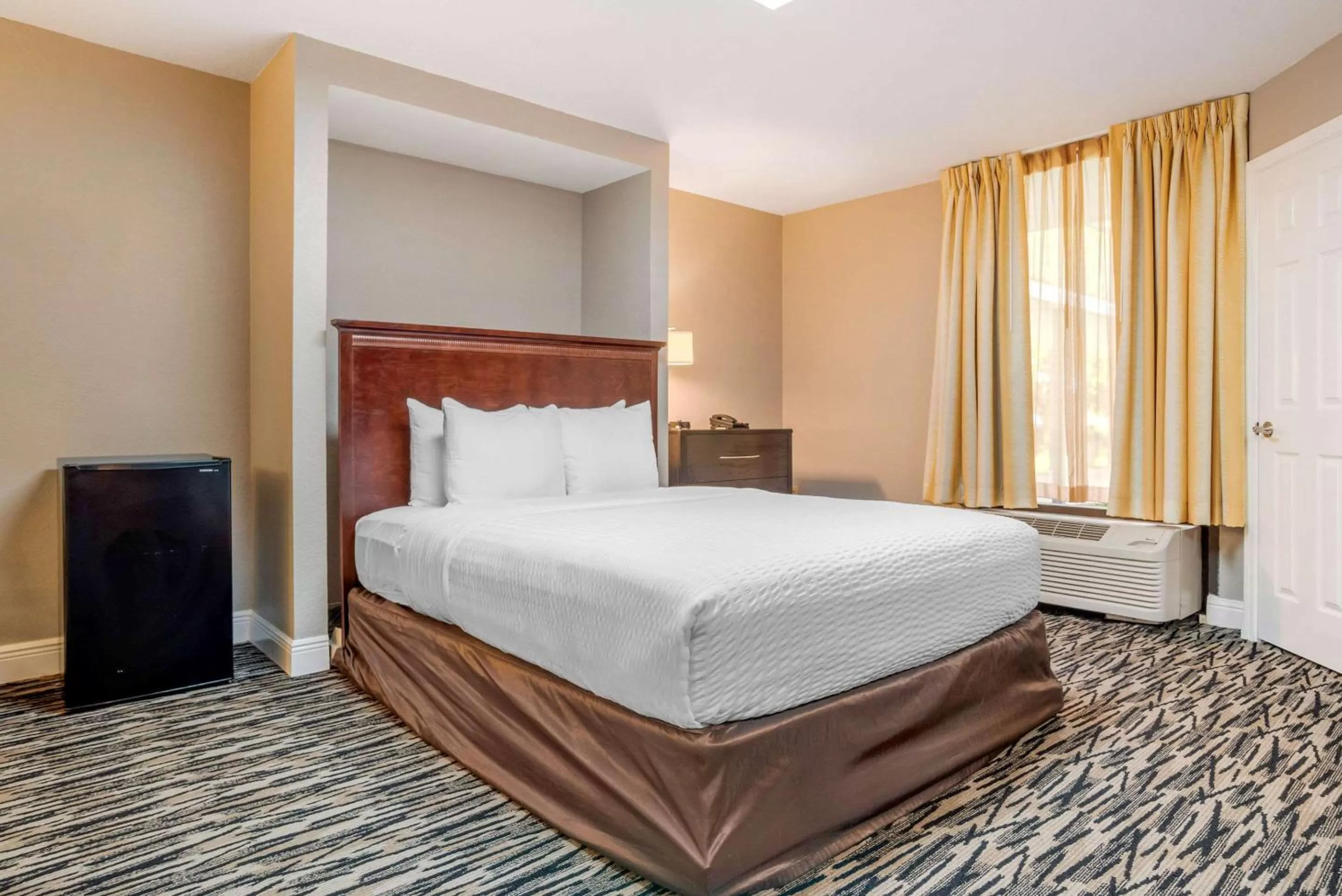 Photo of the whole room, Bed in Clarion Inn Conference Center