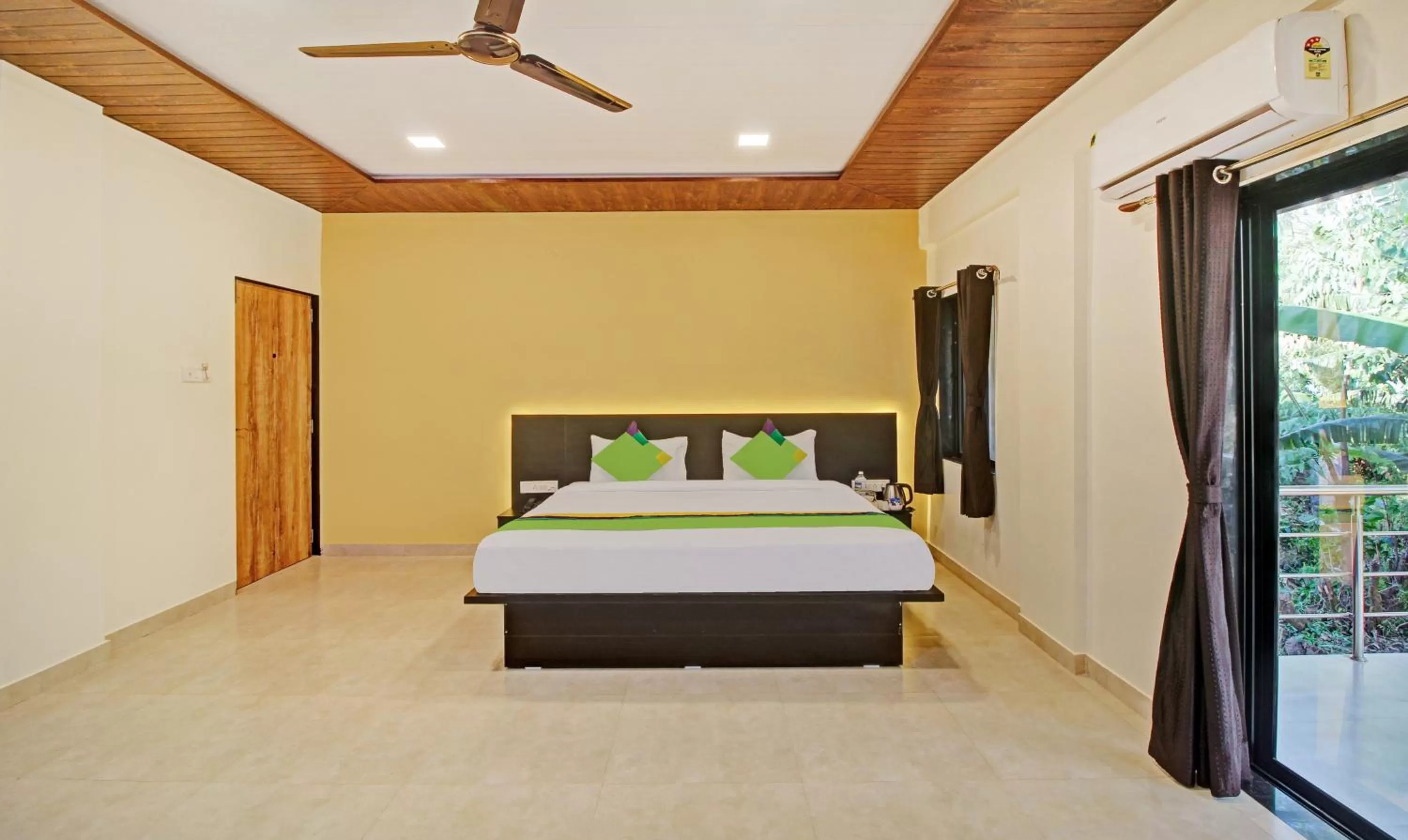 Bed in Treebo Trend Raaya Regency