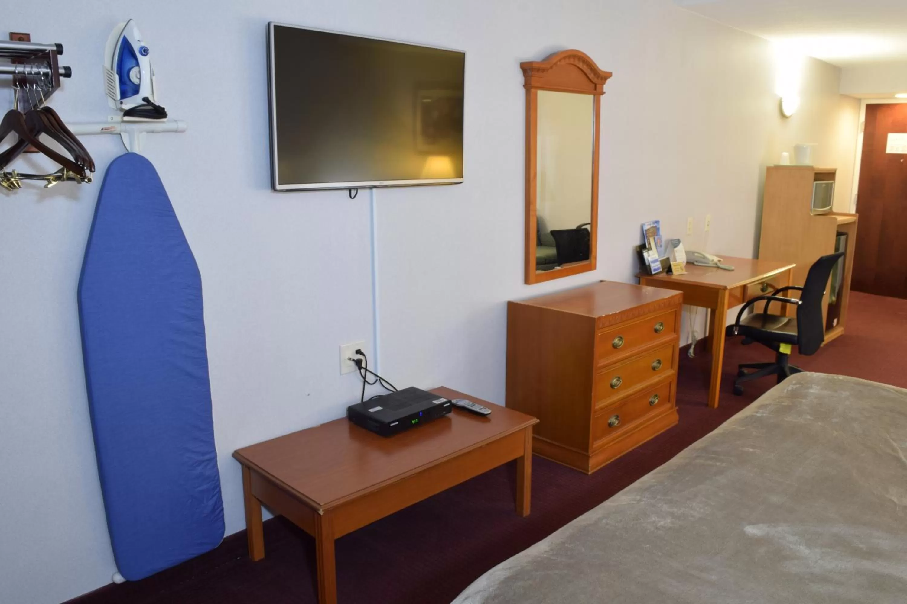 TV and multimedia in Rodeway Inn & Suites New Paltz - Hudson Valley