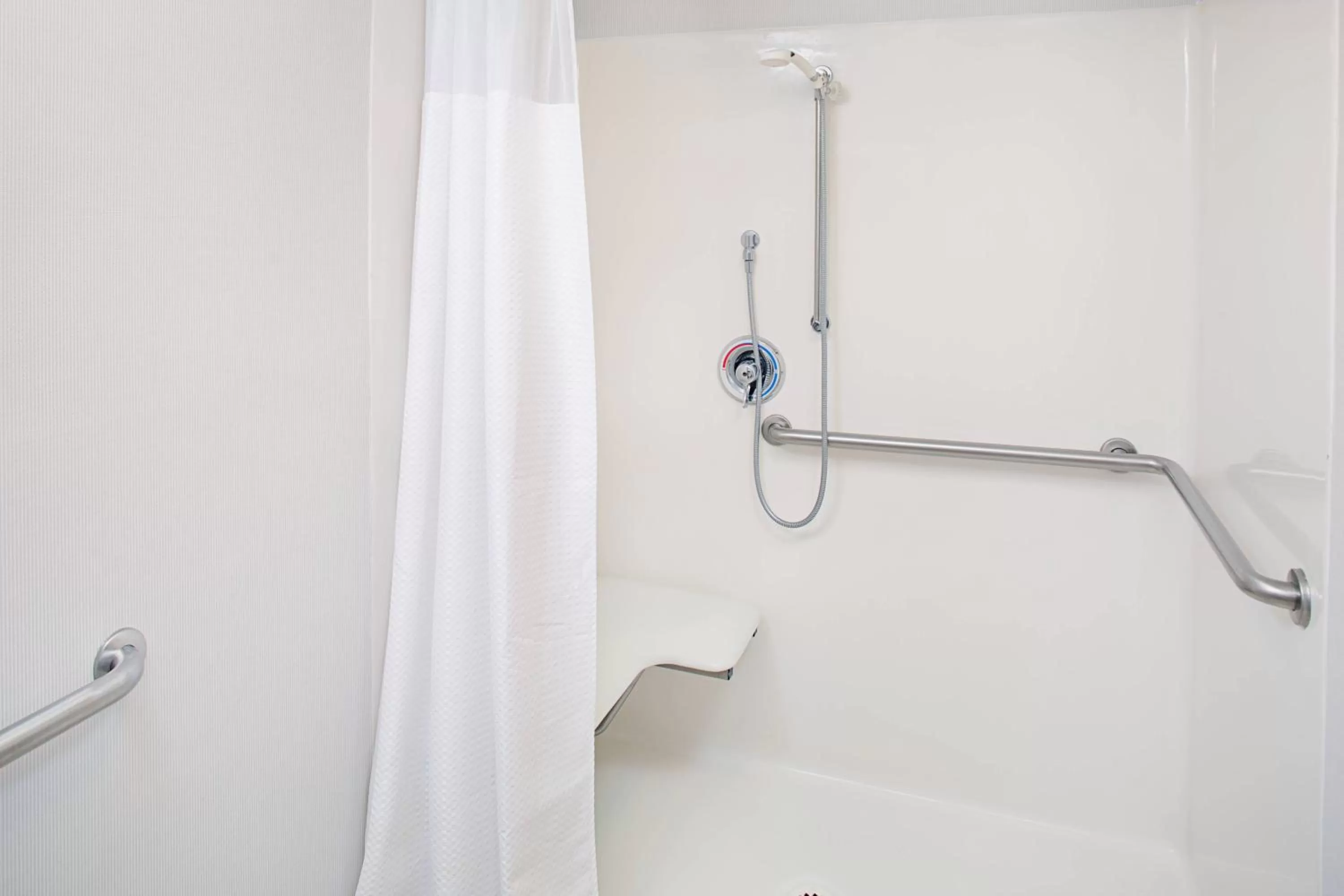 King Room with Transfer Shower - Mobility and Hearing Accessible in Courtyard by Marriott Sacramento Midtown