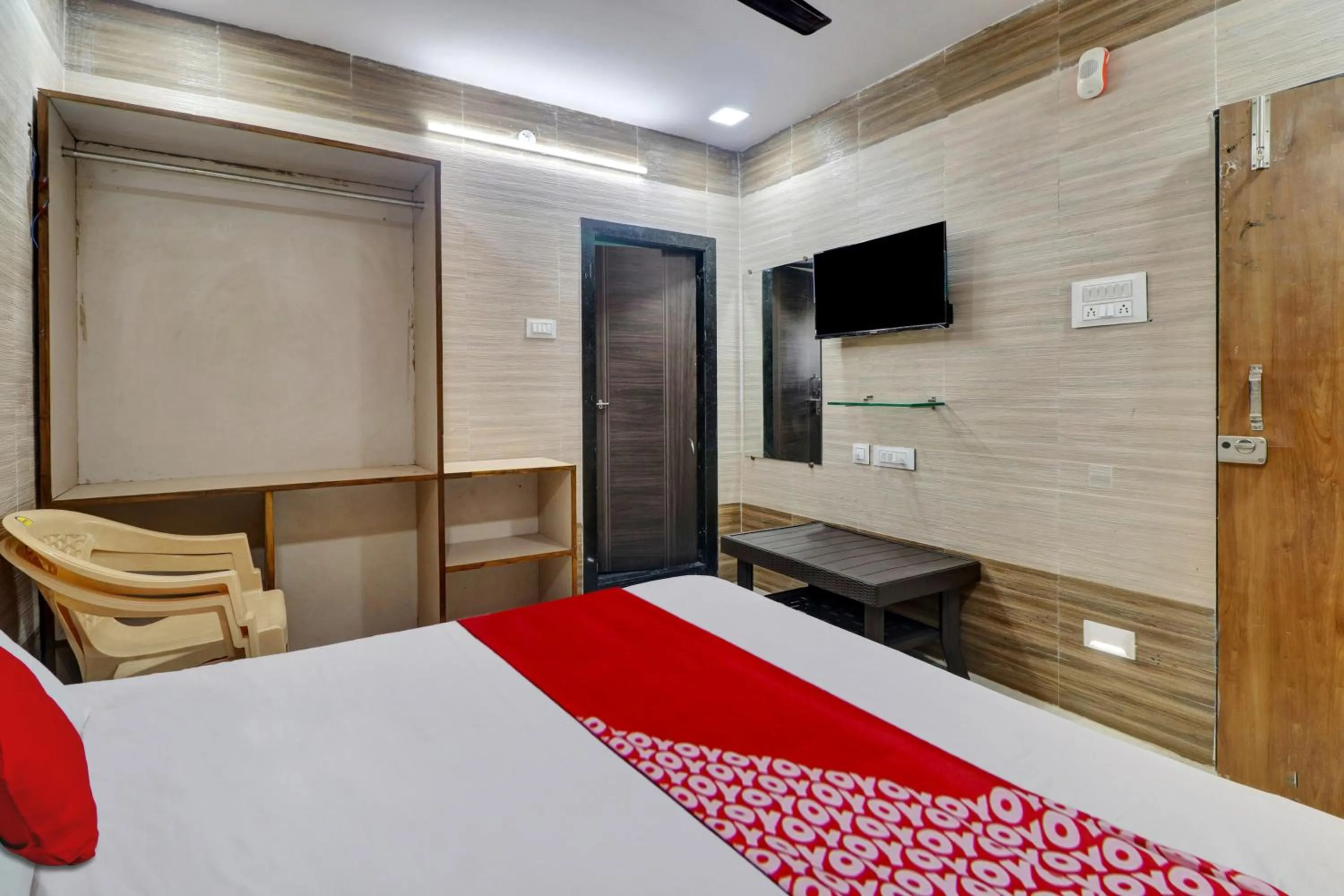 Bedroom, TV/Entertainment Center in Hotel Vallabha Residency