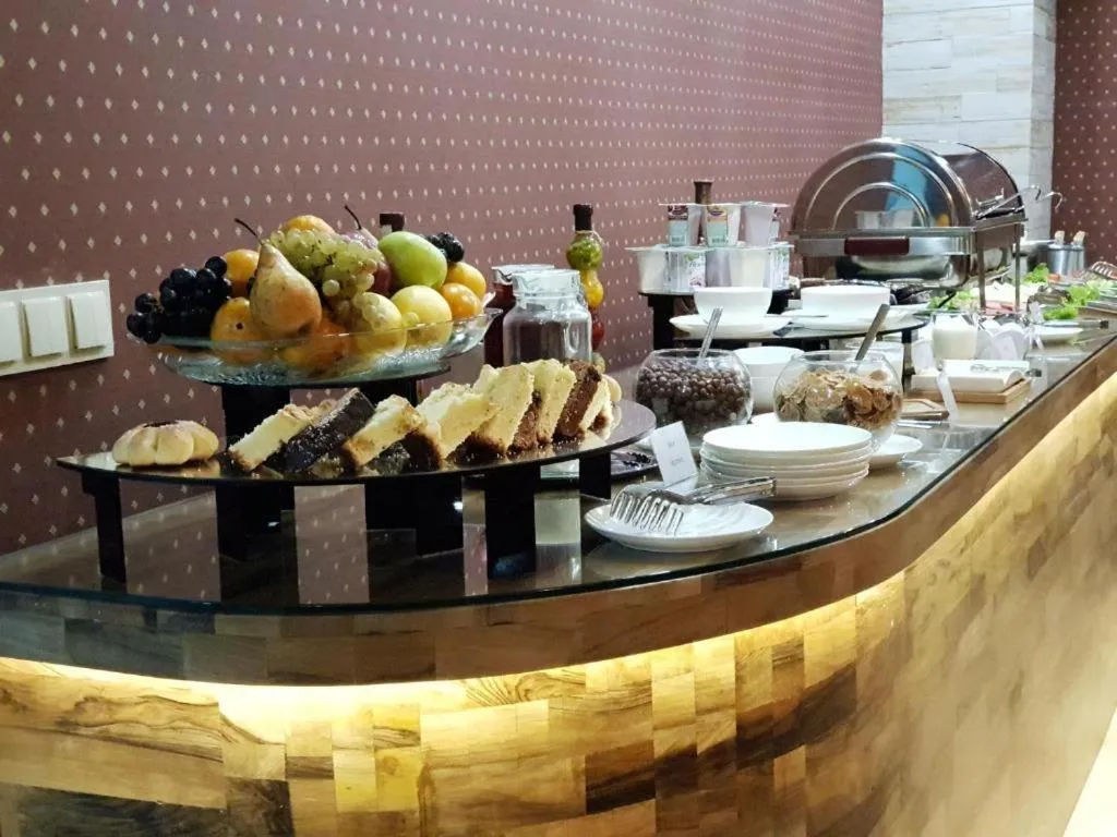 Food in Redline Hotel