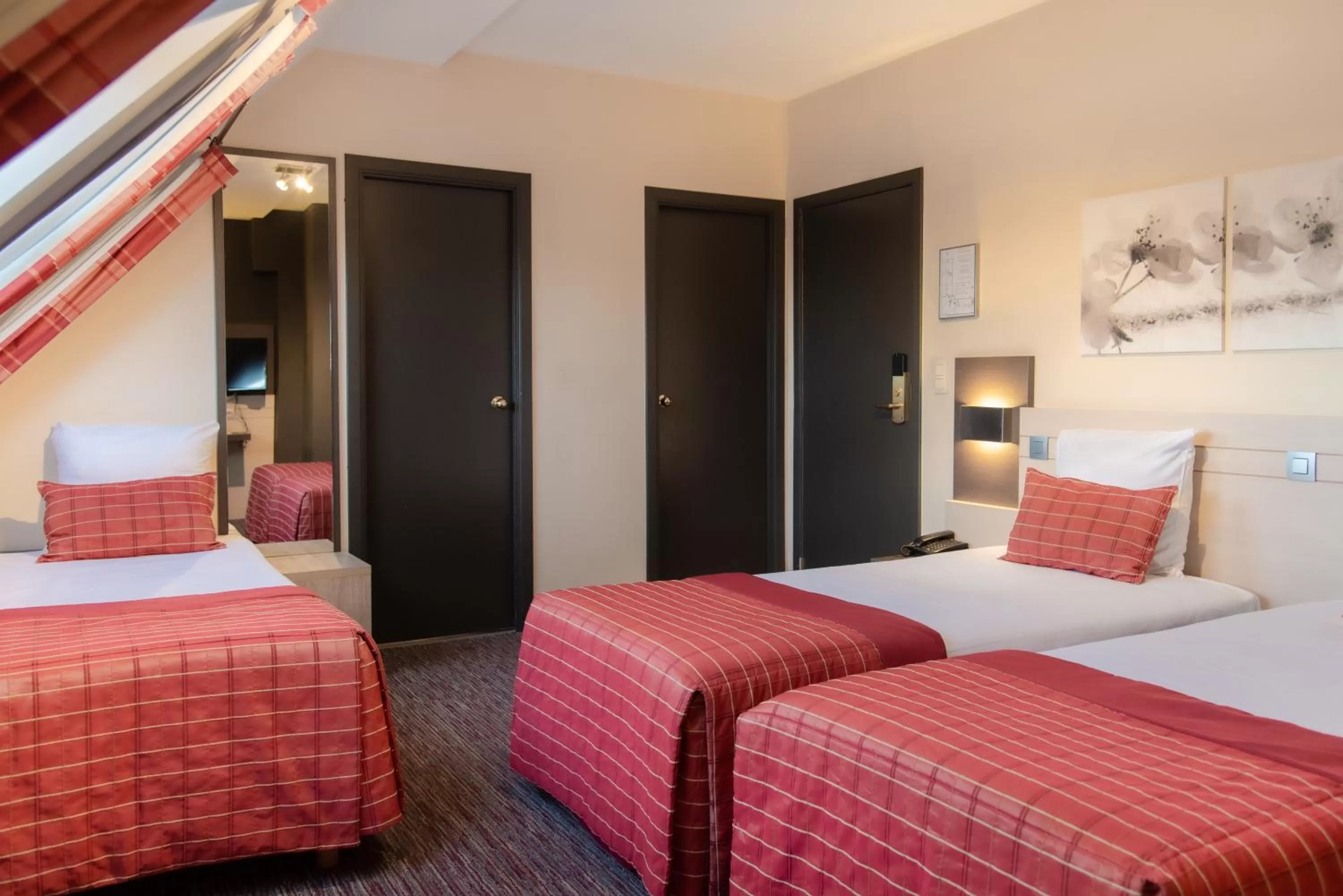 Classic Triple Room in B&B HOTEL Mons Centre