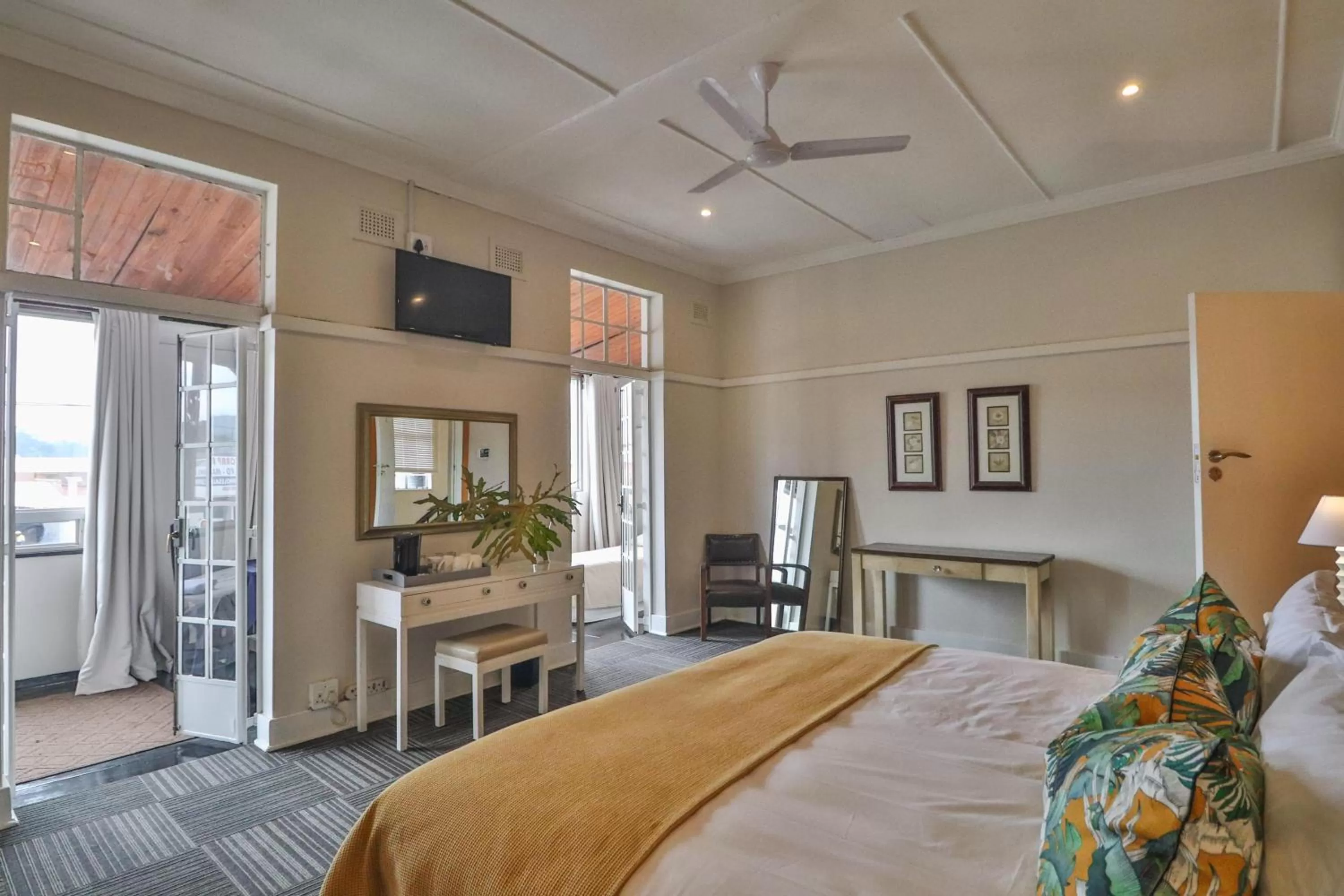 Bedroom, Bed in Thistle Hotel