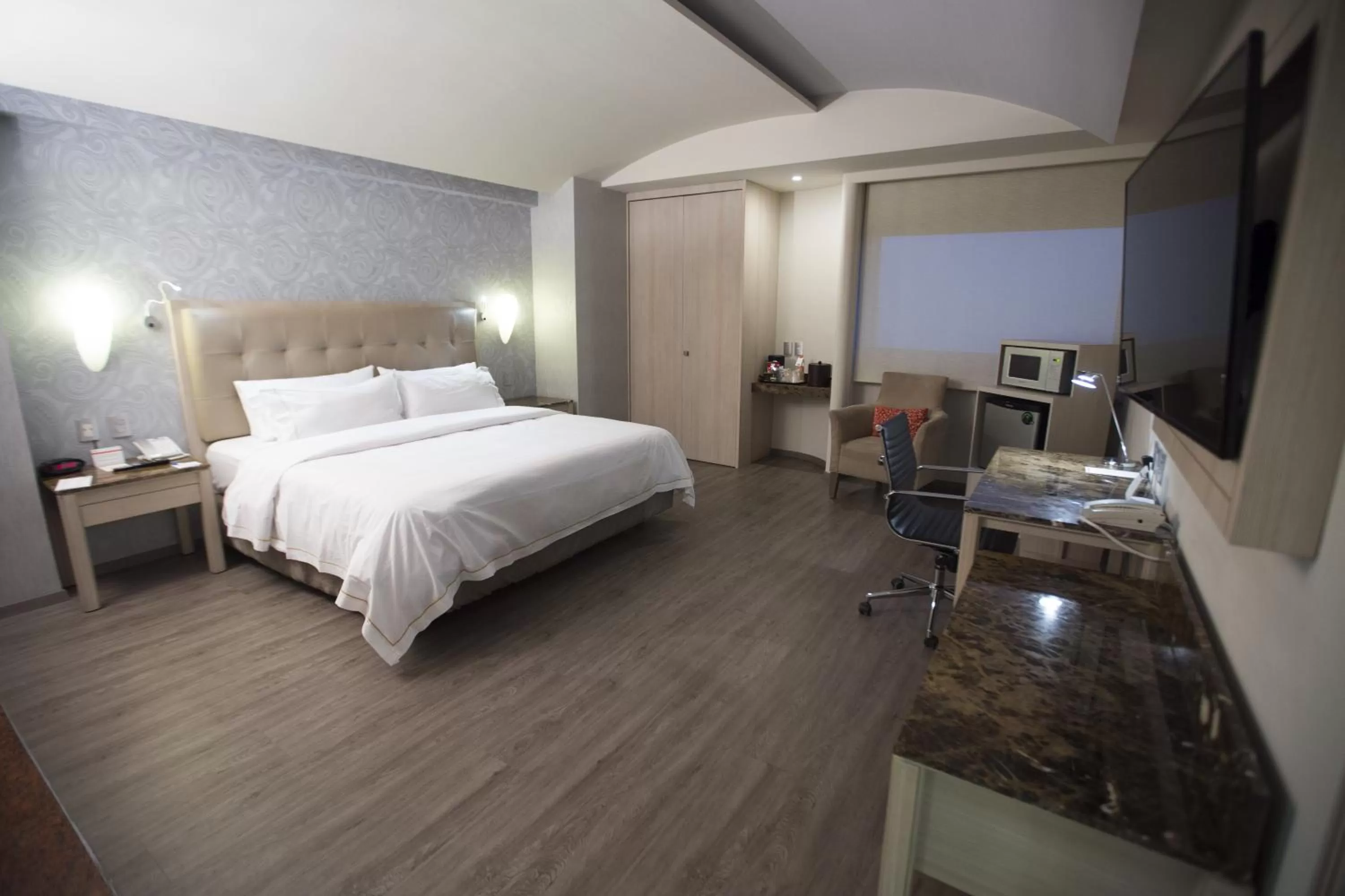 Photo of the whole room, Bed in Holiday Inn Express Mexico- Toreo by IHG