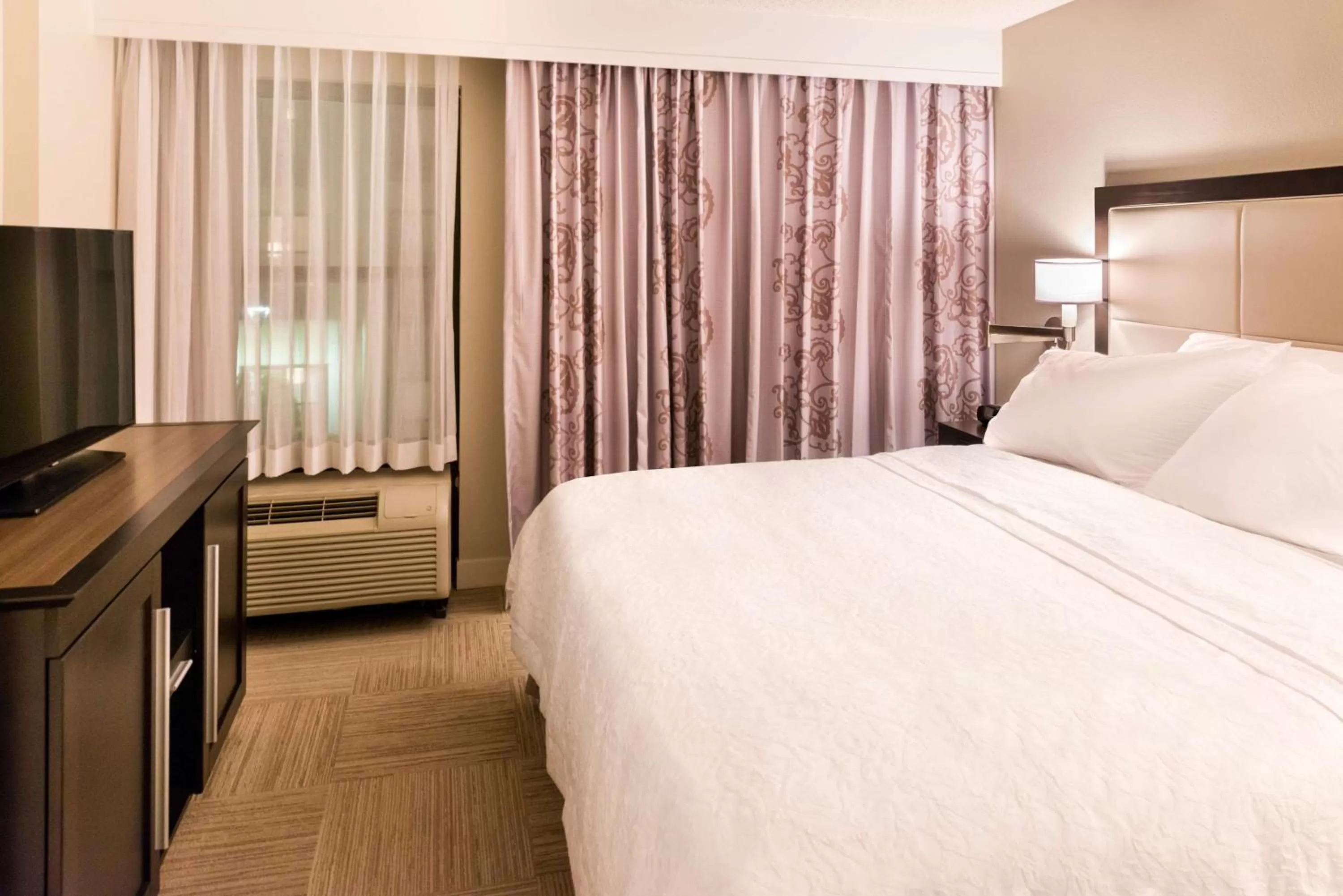 Bed in Hampton Inn & Suites Orlando-East UCF