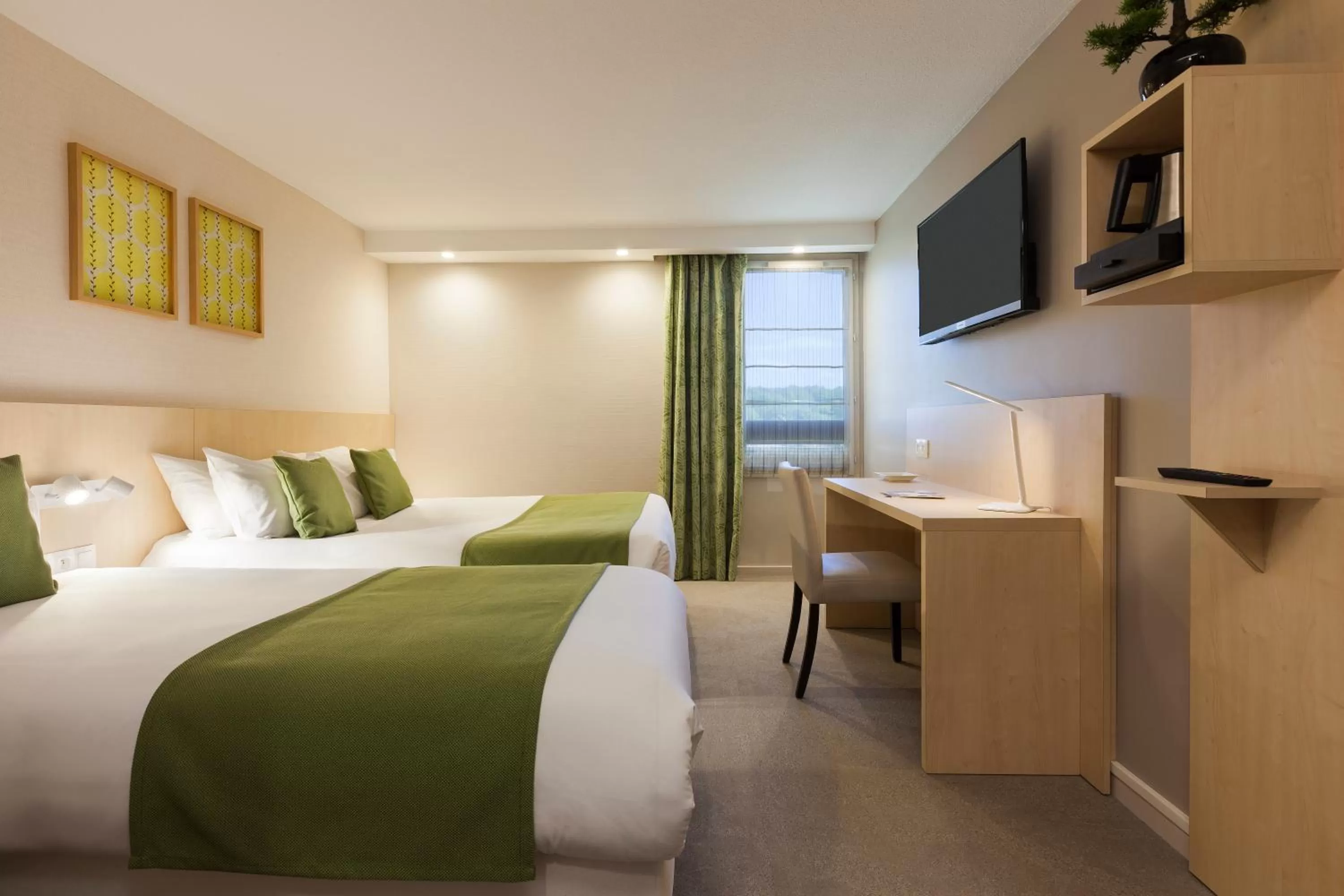 Photo of the whole room, Bed in The Originals City, Hôtel Limoges Sud Feytiat