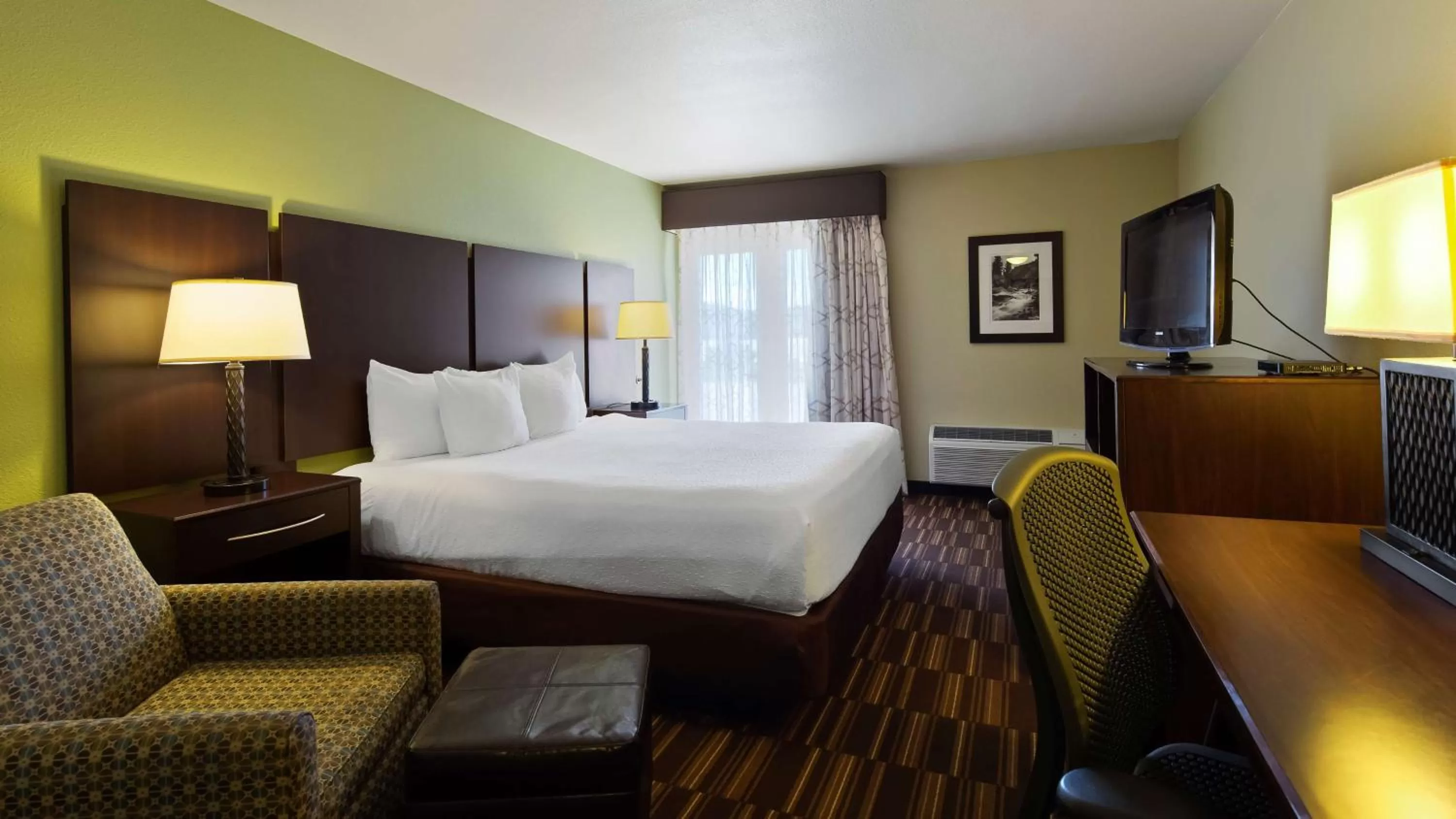 Photo of the whole room, Bed in Best Western Sundowner