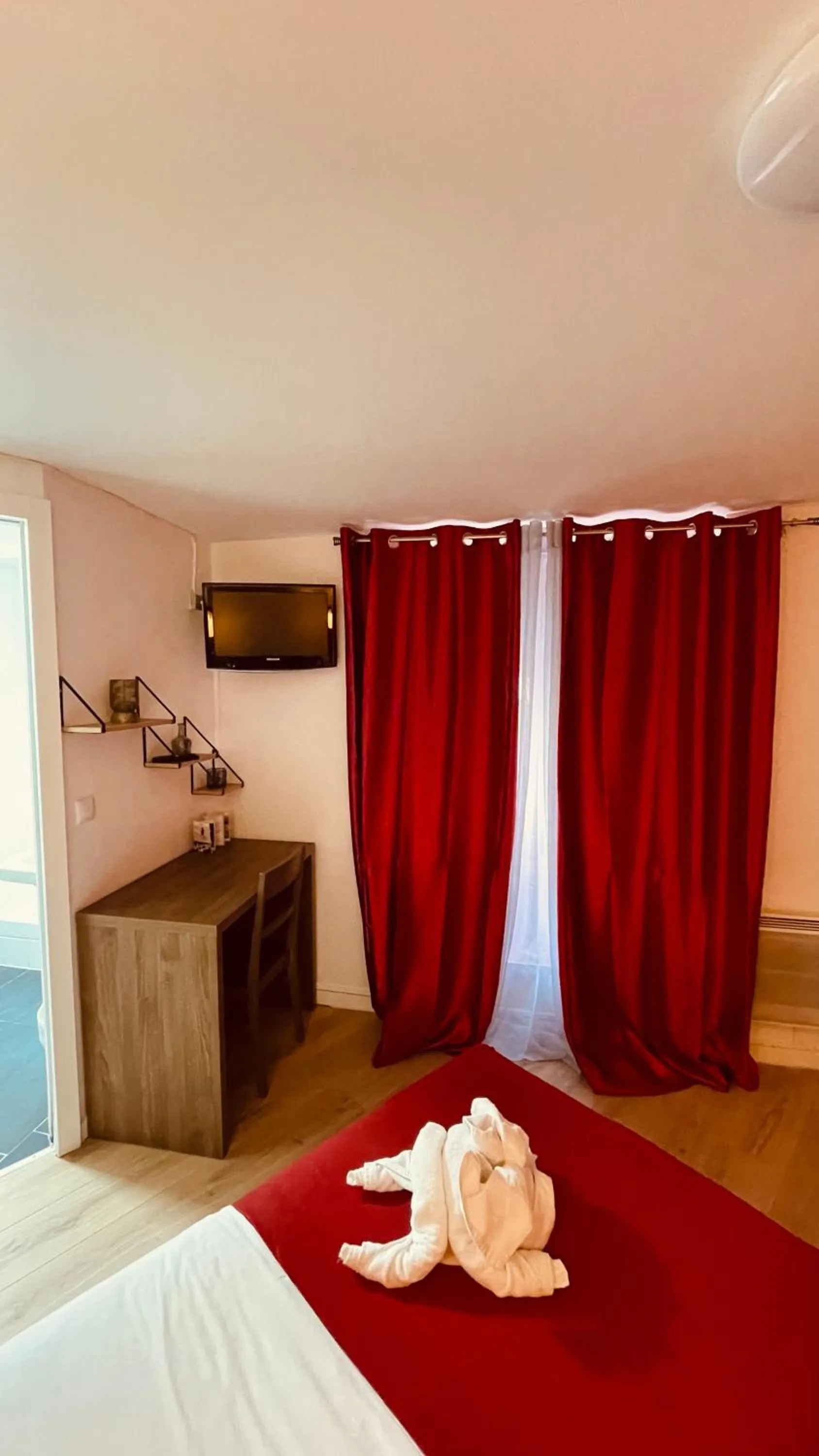 Seating area, Bed in Jeff Hotel