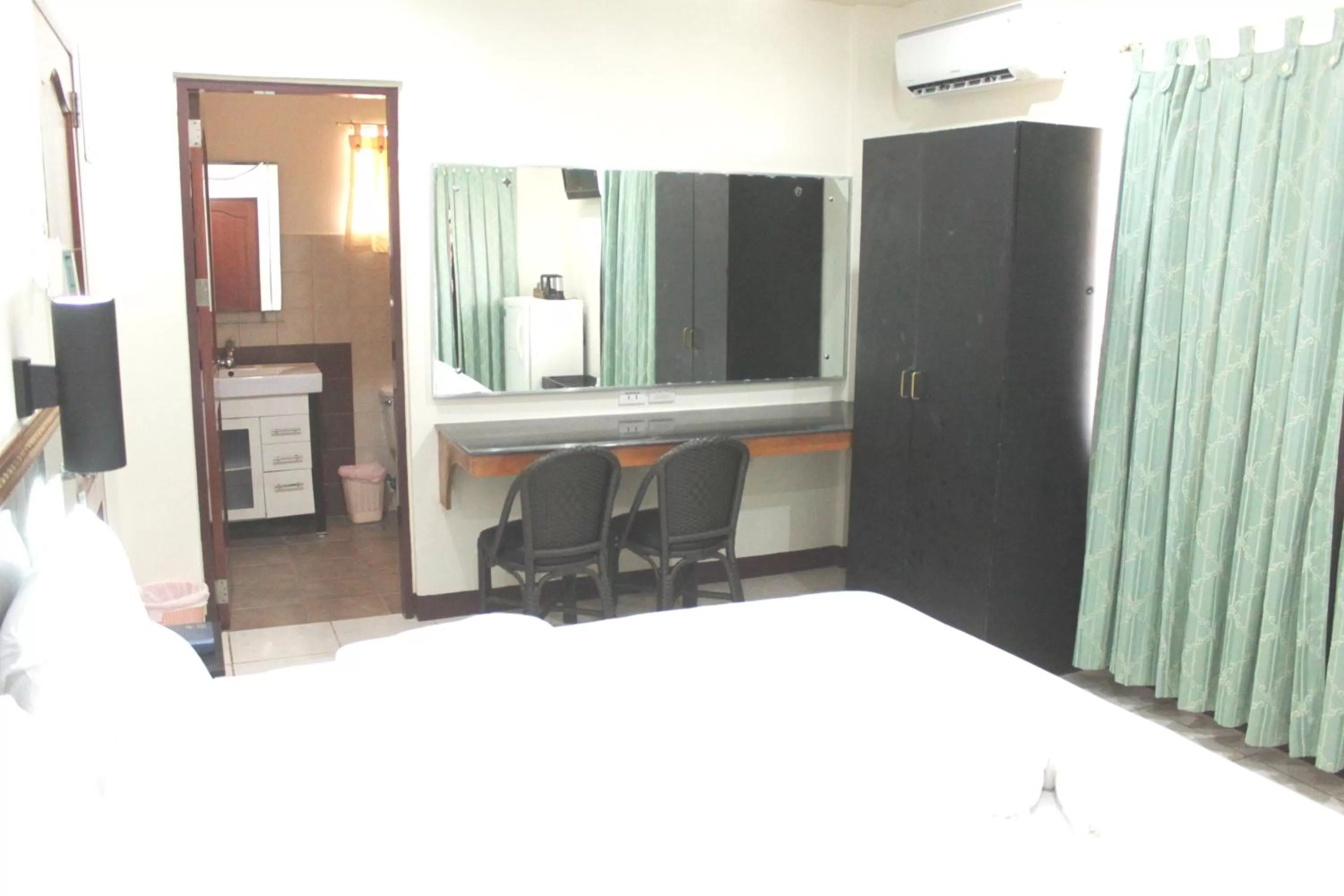 Photo of the whole room in Lost Horizon Beach Dive Resort