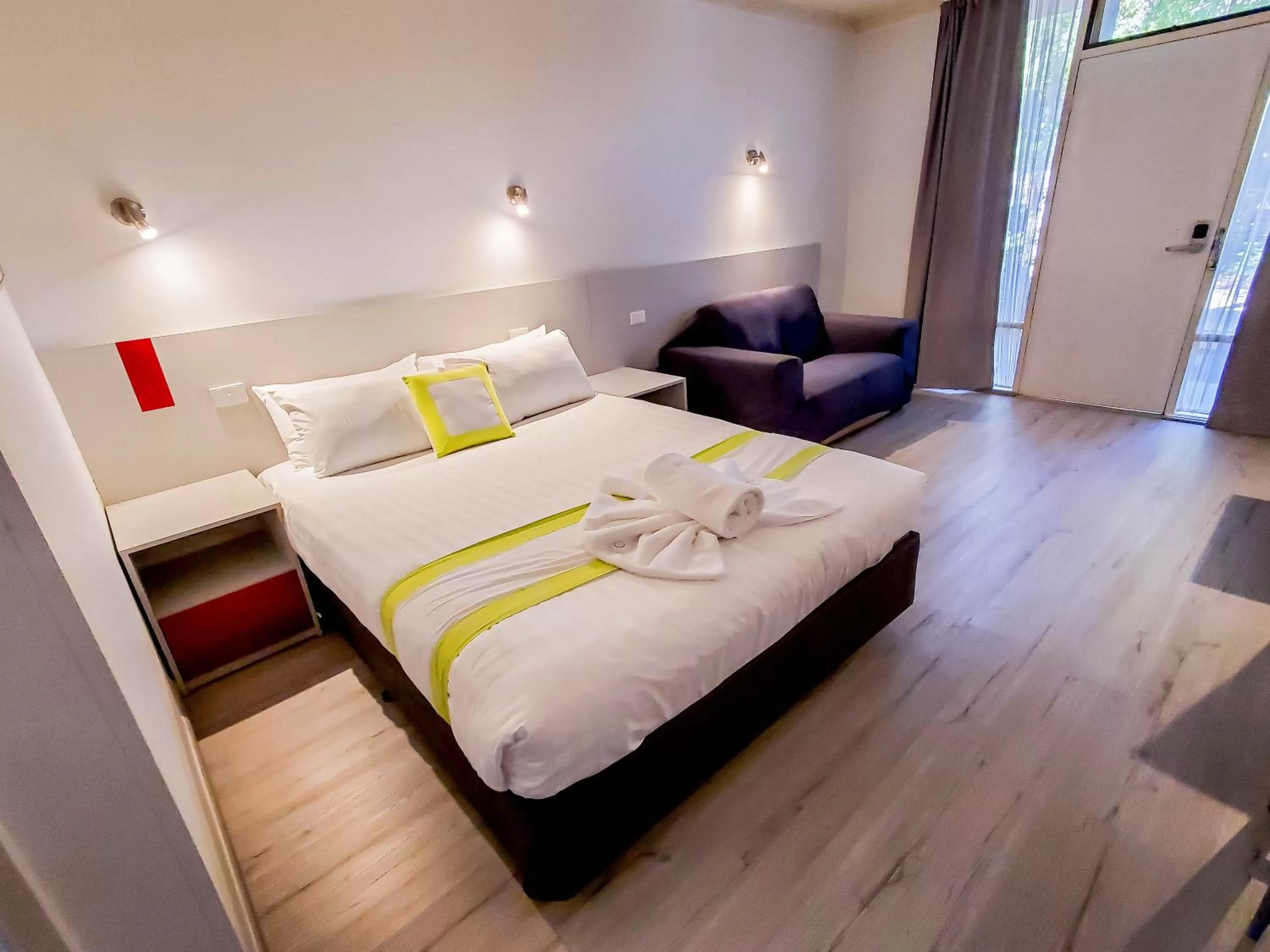 Photo of the whole room, Bed in Sandors Motor Inn