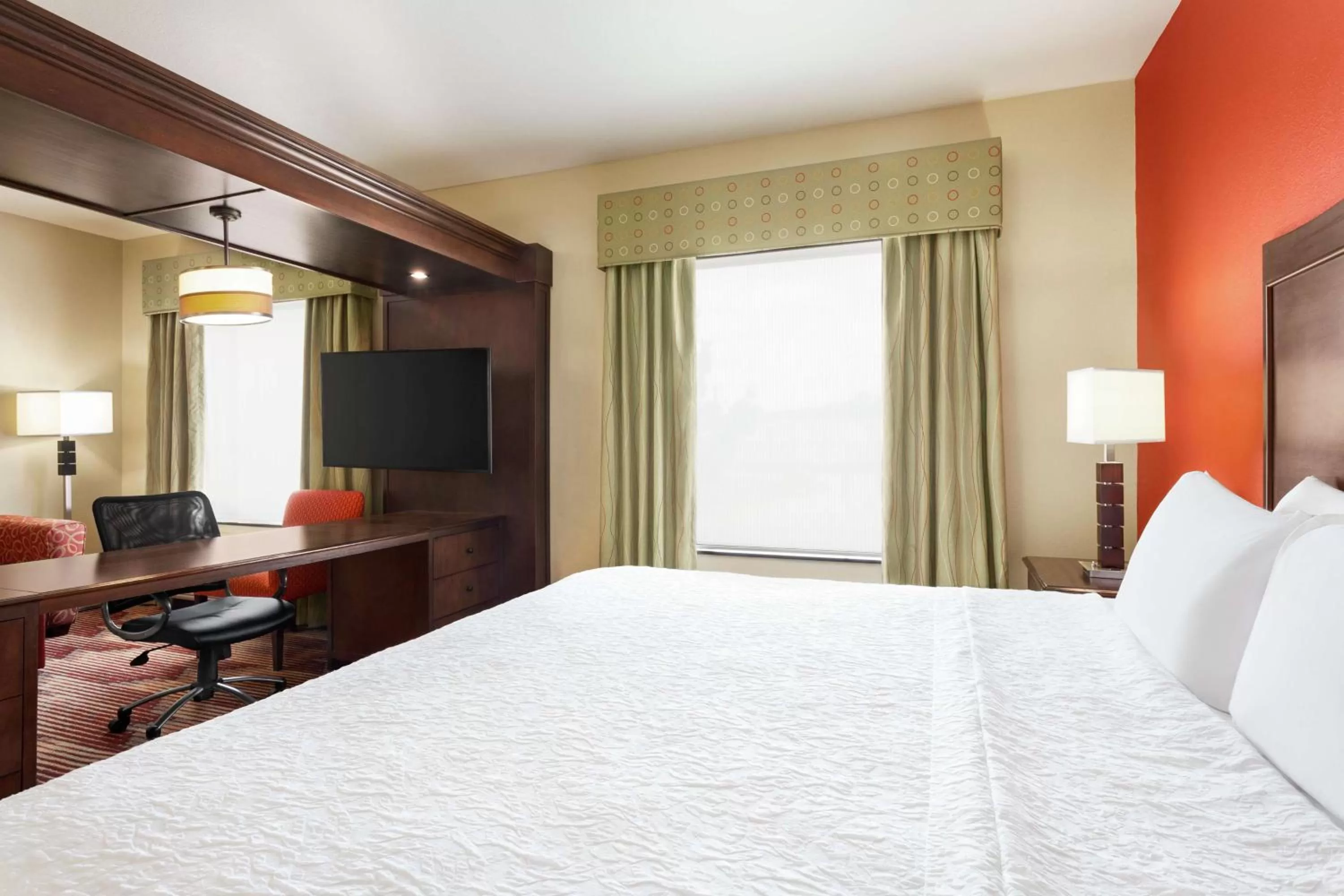 Bedroom, Bed in Hampton Inn Sulphur Springs