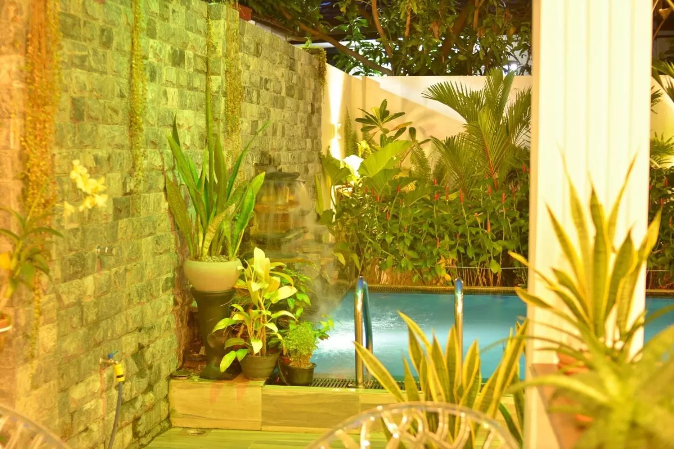 Swimming pool in Negombo New Queen's Palace