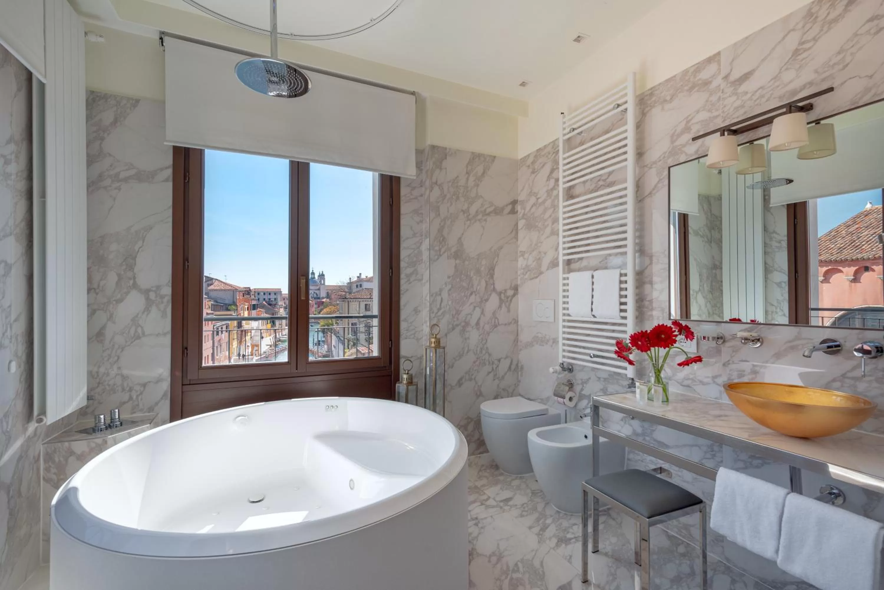 Bathroom in Palazzo Veneziano - Venice Collection