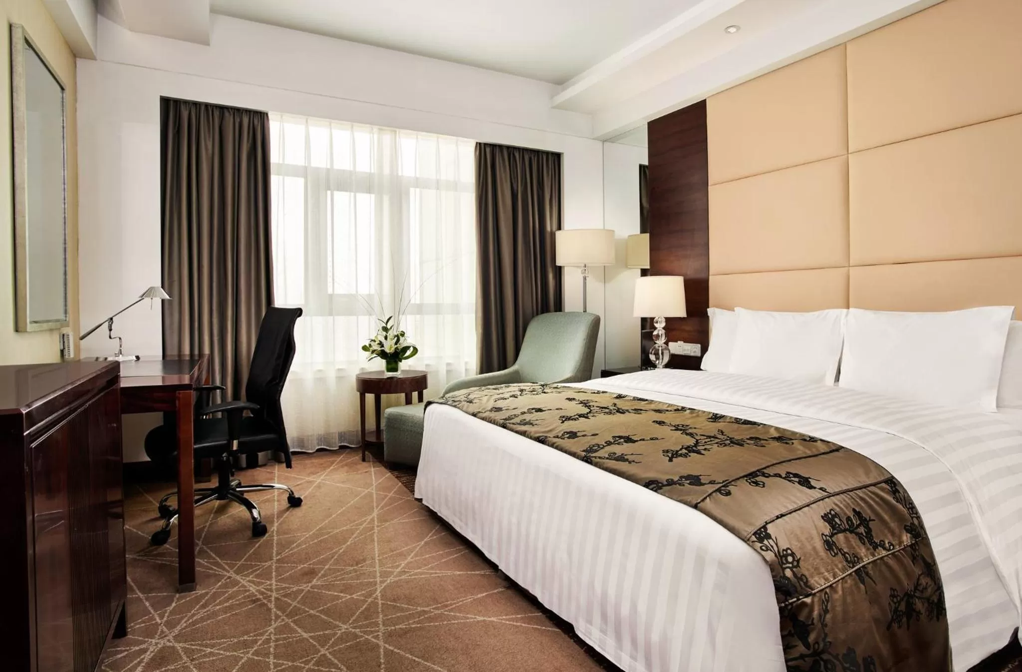 Photo of the whole room, Bed in Crowne Plaza Beijing International Airport by IHG