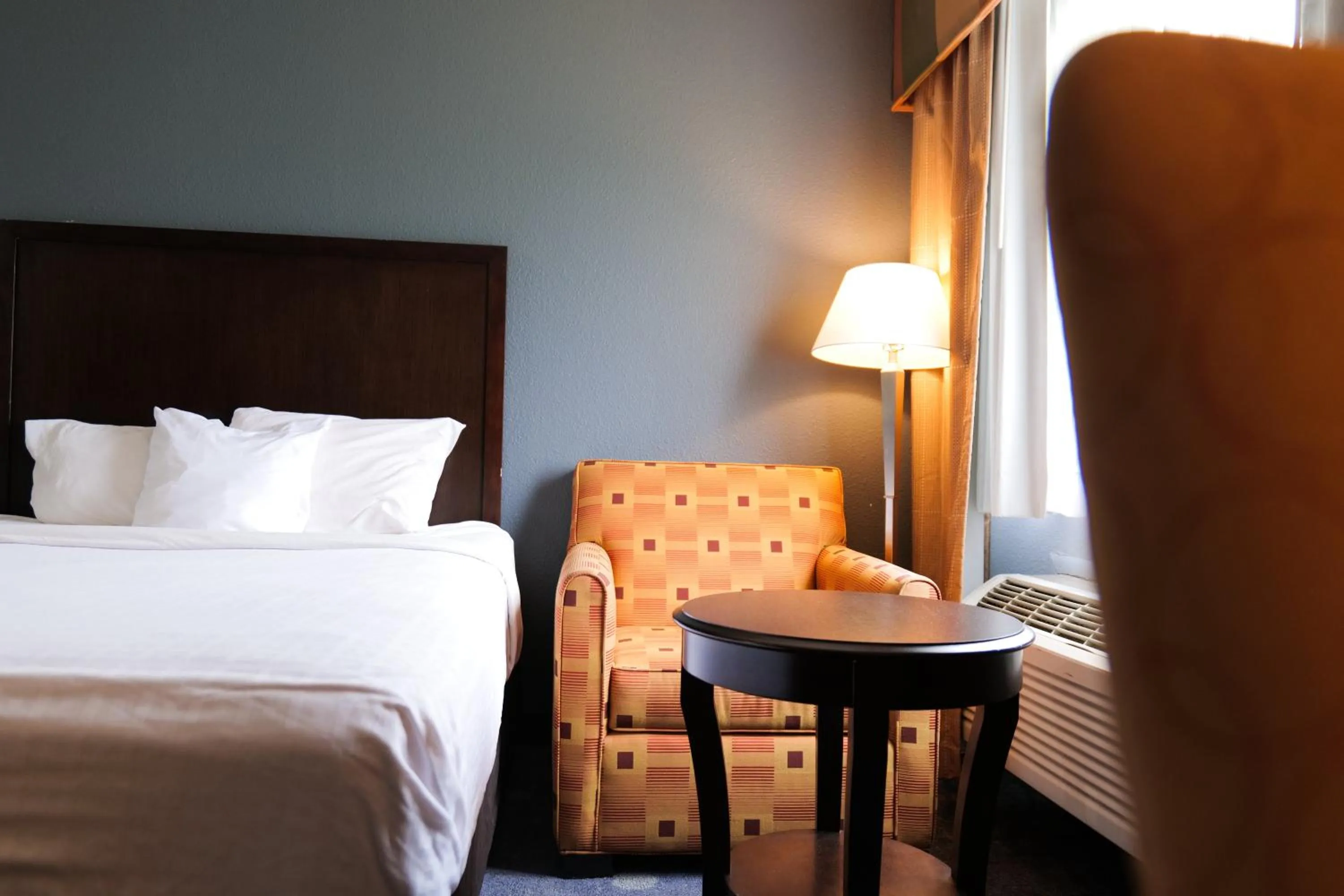 Seating area, Bed in Baymont by Wyndham Flint Airport North