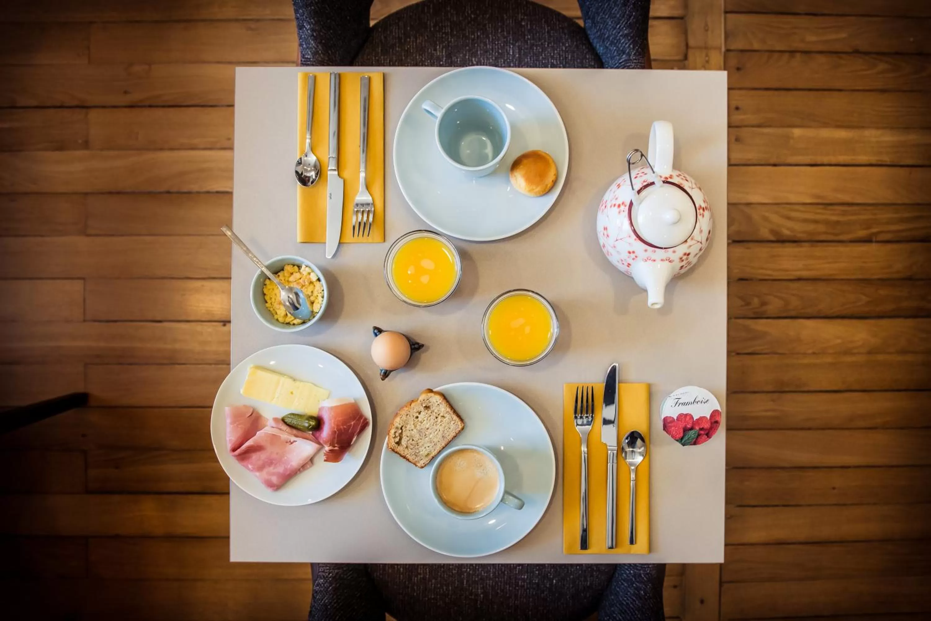 Buffet breakfast in Logis Villa C Hôtel