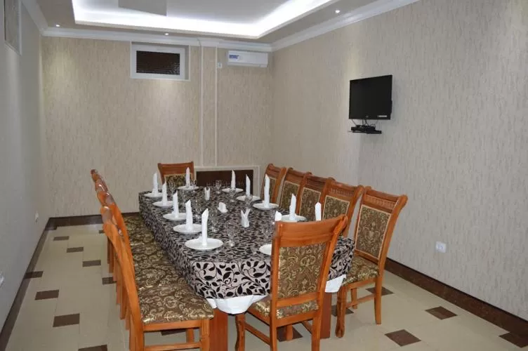 Restaurant/Places to Eat in Maximum Hotel