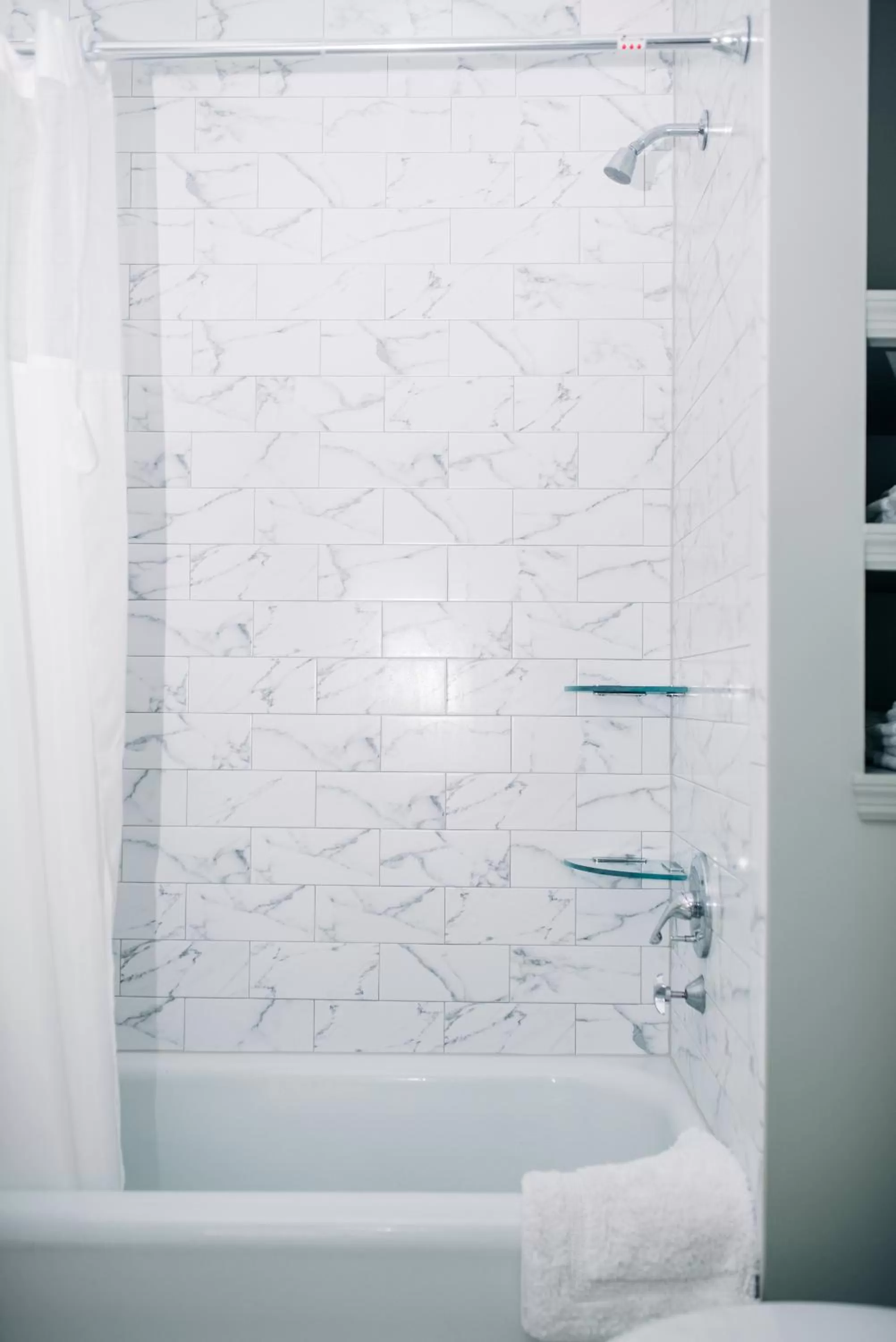 Shower in Benn Conger Inn