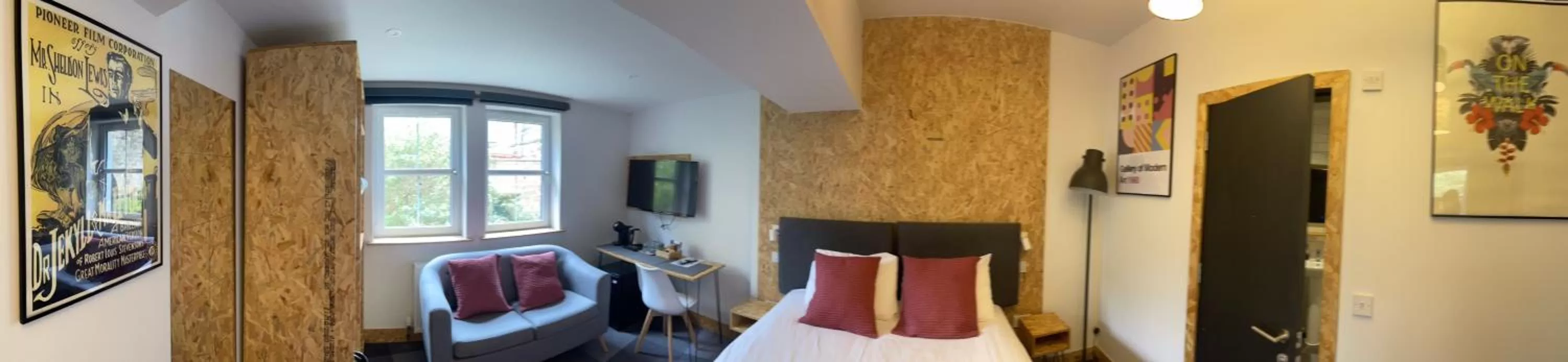 Bedroom, Bed in On The Walk