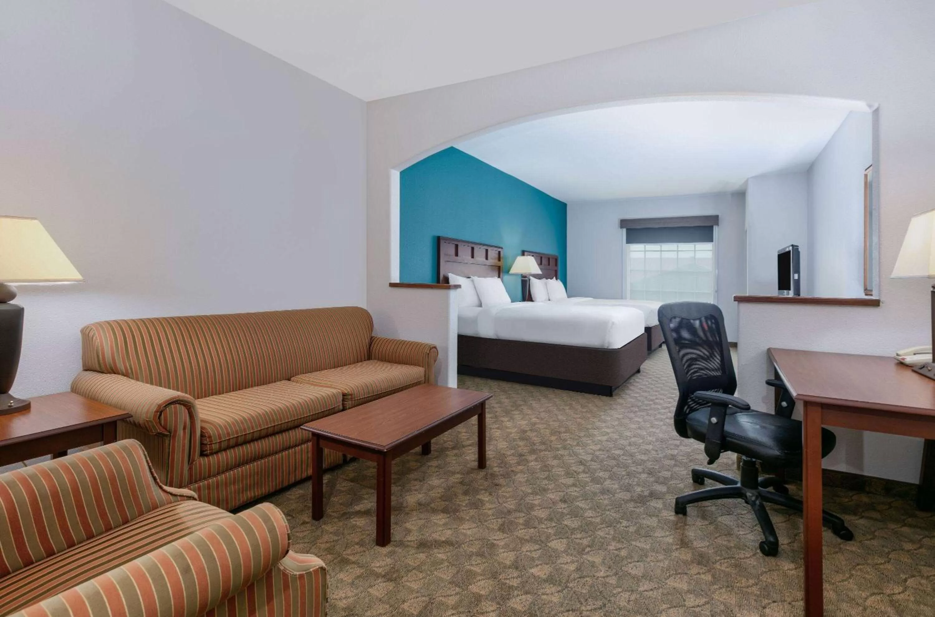 Bed in Baymont Inn & Suites by Wyndham Glen Rose
