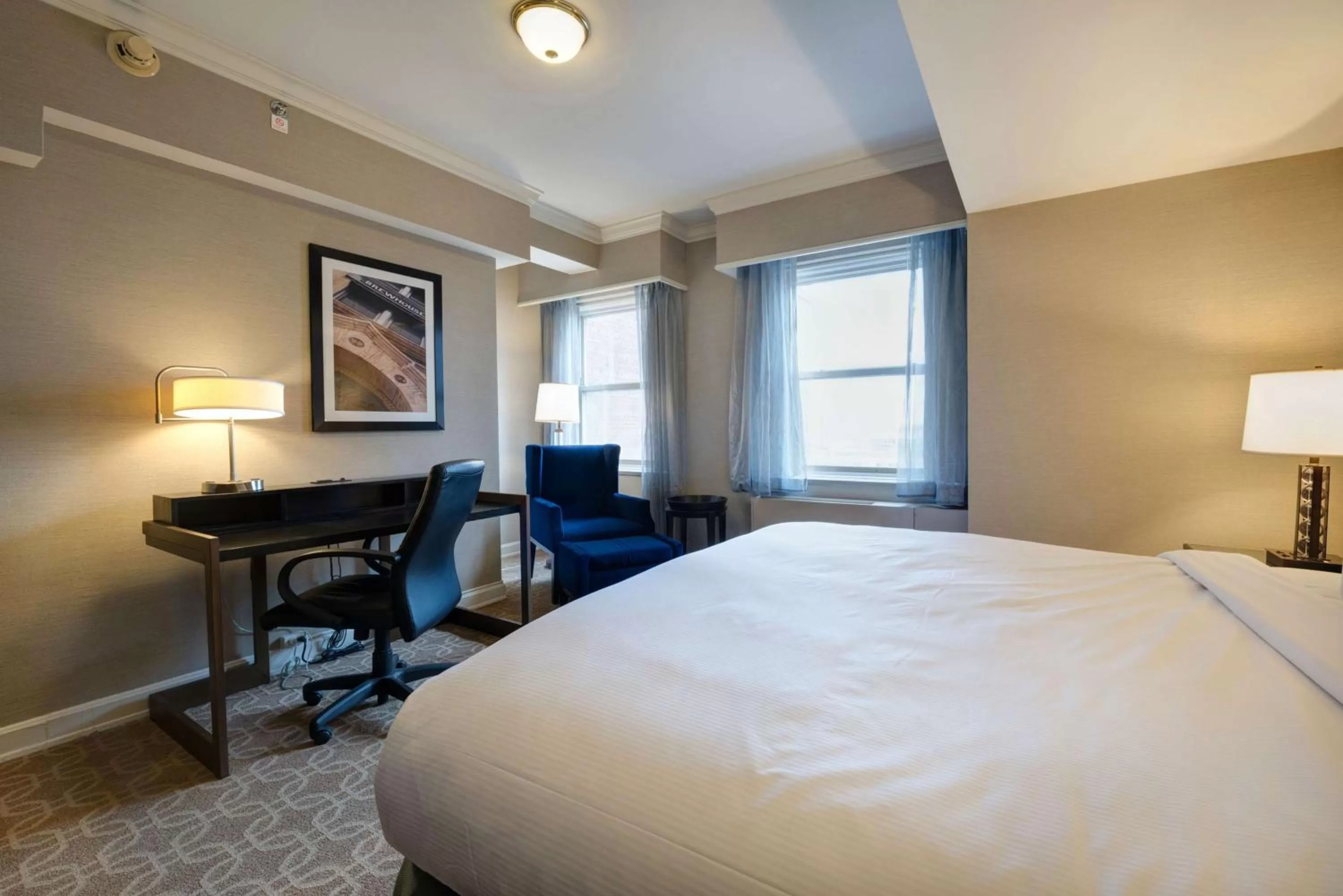 King Room with Roll-In Shower - Disability Access in Hilton Milwaukee City Center